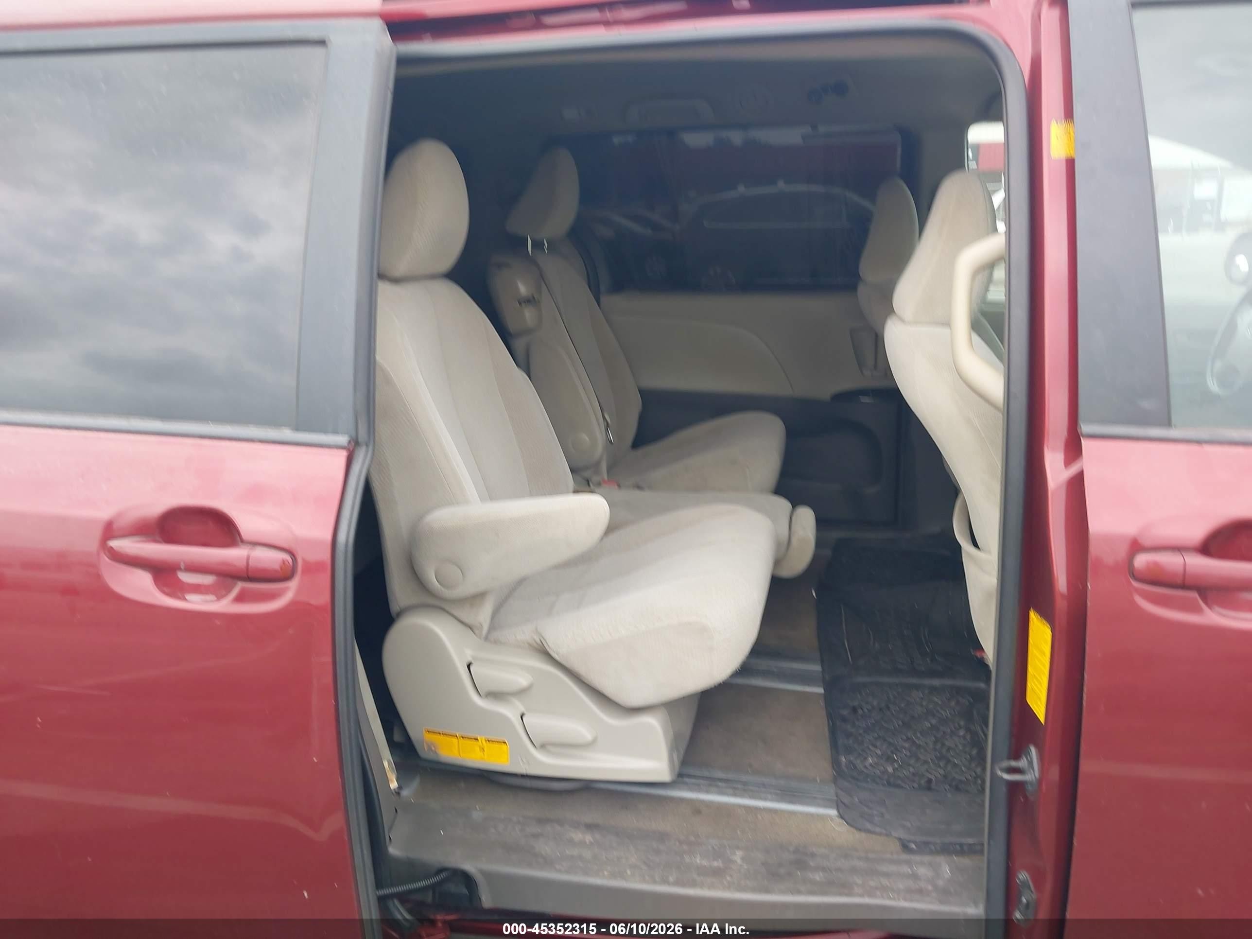 2011 Toyota Sienna Le V6 Бордовый vin: 5TDKK3DC6BS143057
