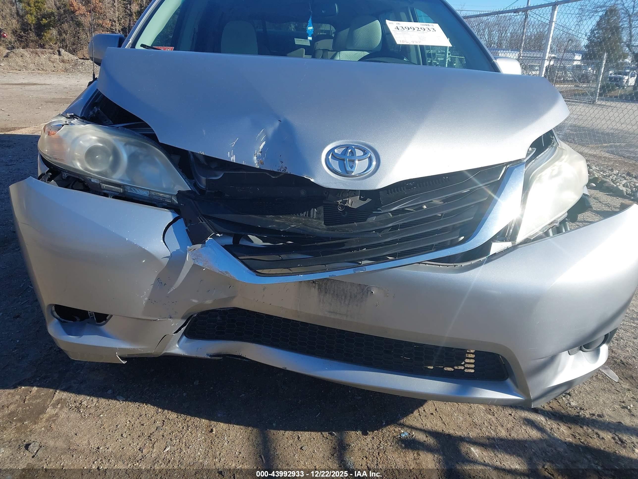 2011 Toyota Sienna Le V6 Серебряный vin: 5TDKK3DC6BS151515