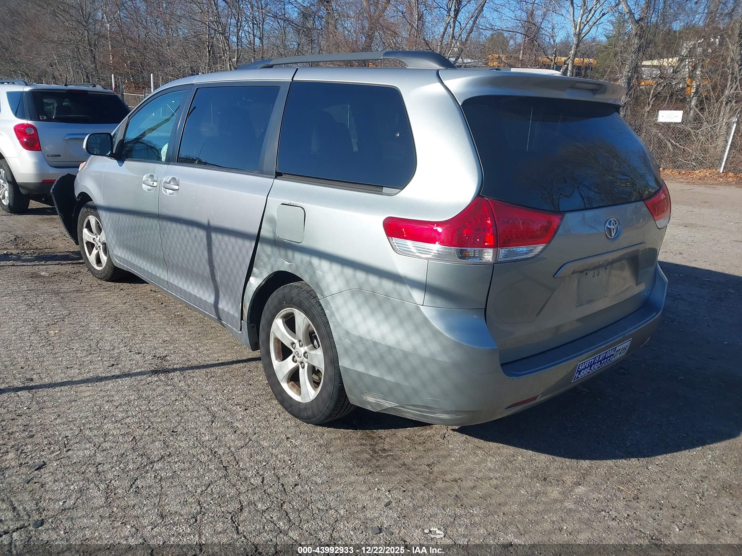 2011 Toyota Sienna Le V6 Серебряный vin: 5TDKK3DC6BS151515