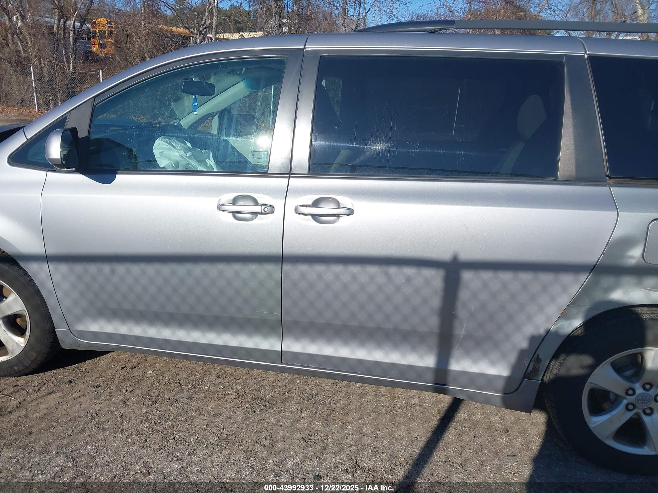 2011 Toyota Sienna Le V6 Серебряный vin: 5TDKK3DC6BS151515