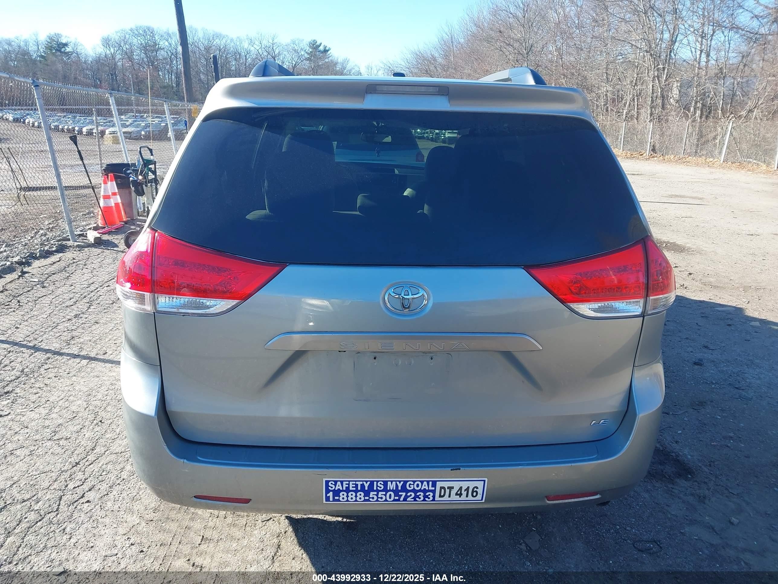 2011 Toyota Sienna Le V6 Серебряный vin: 5TDKK3DC6BS151515