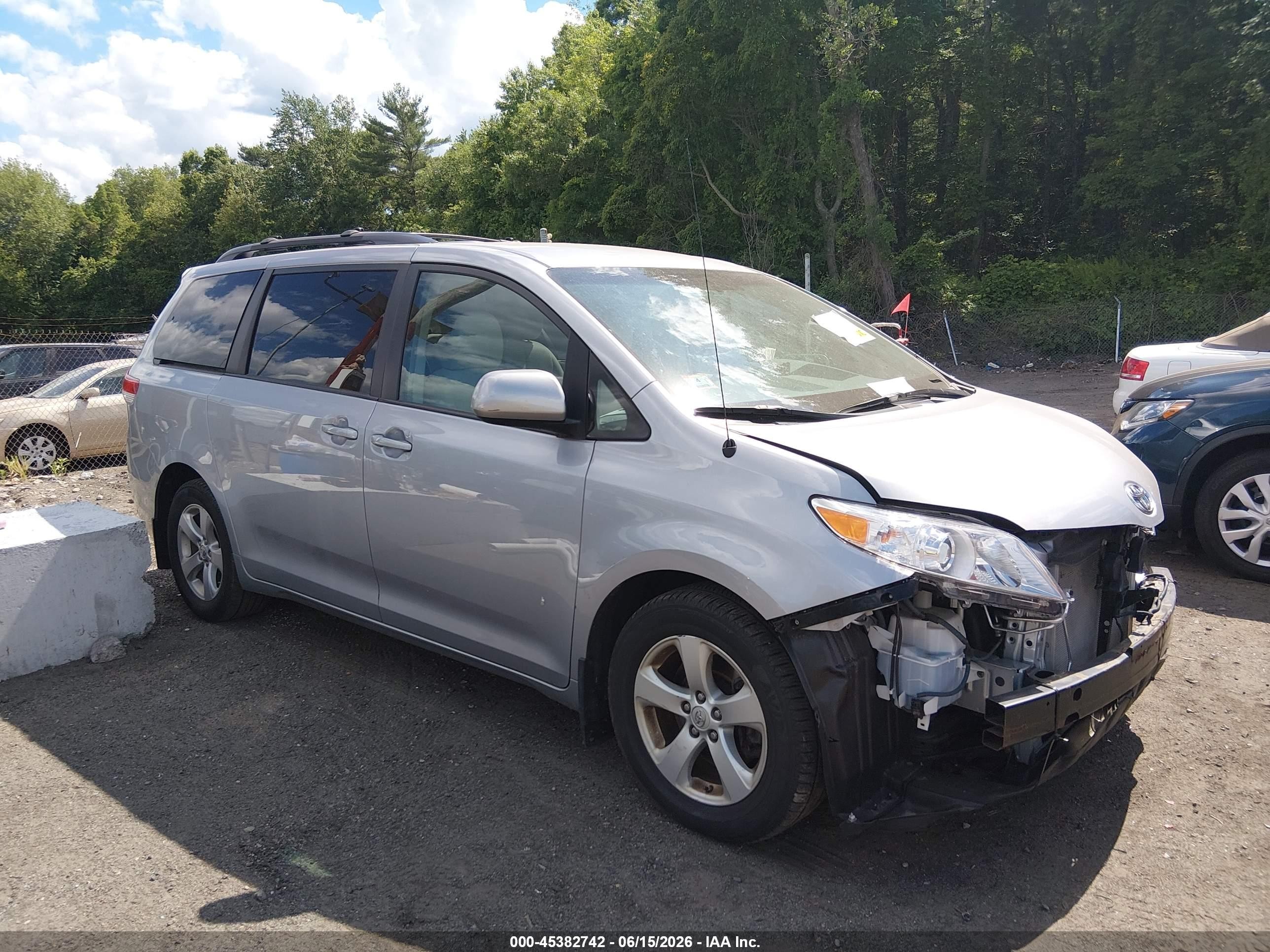 2011 Toyota Sienna Le V6 Silver vin: 5TDKK3DC6BS171019