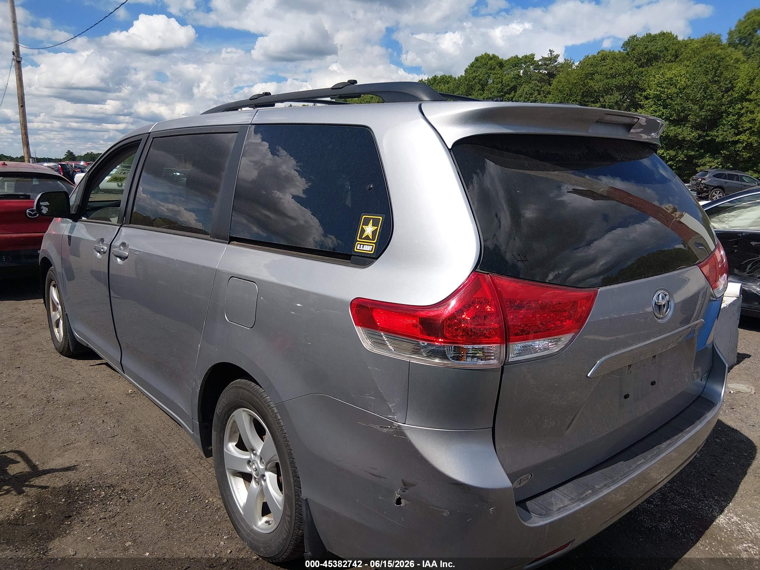 2011 Toyota Sienna Le V6 Silver vin: 5TDKK3DC6BS171019