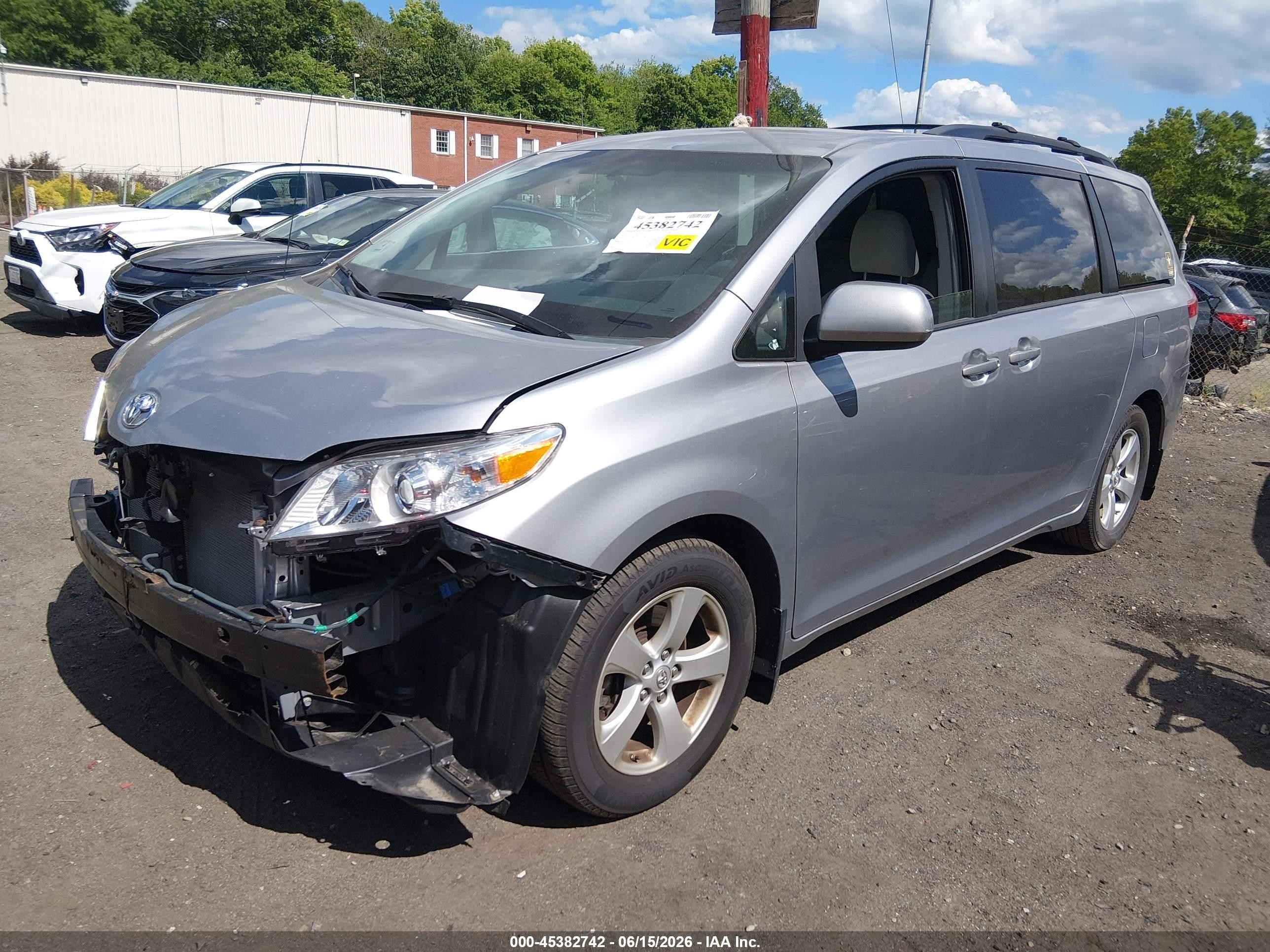 2011 Toyota Sienna Le V6 Silver vin: 5TDKK3DC6BS171019