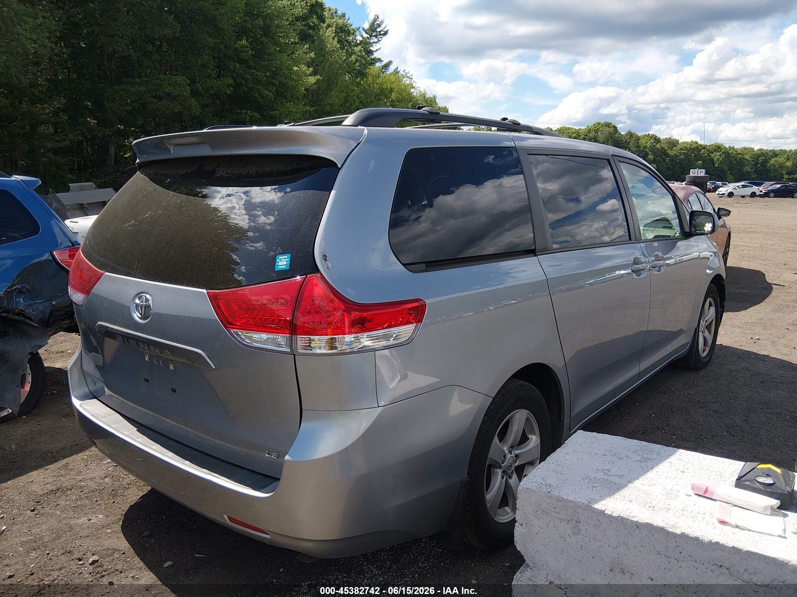 2011 Toyota Sienna Le V6 Silver vin: 5TDKK3DC6BS171019