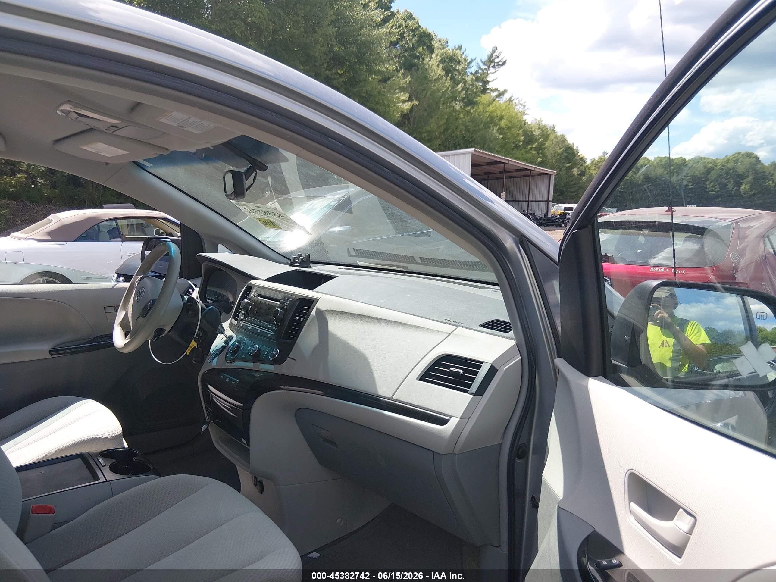 2011 Toyota Sienna Le V6 Silver vin: 5TDKK3DC6BS171019