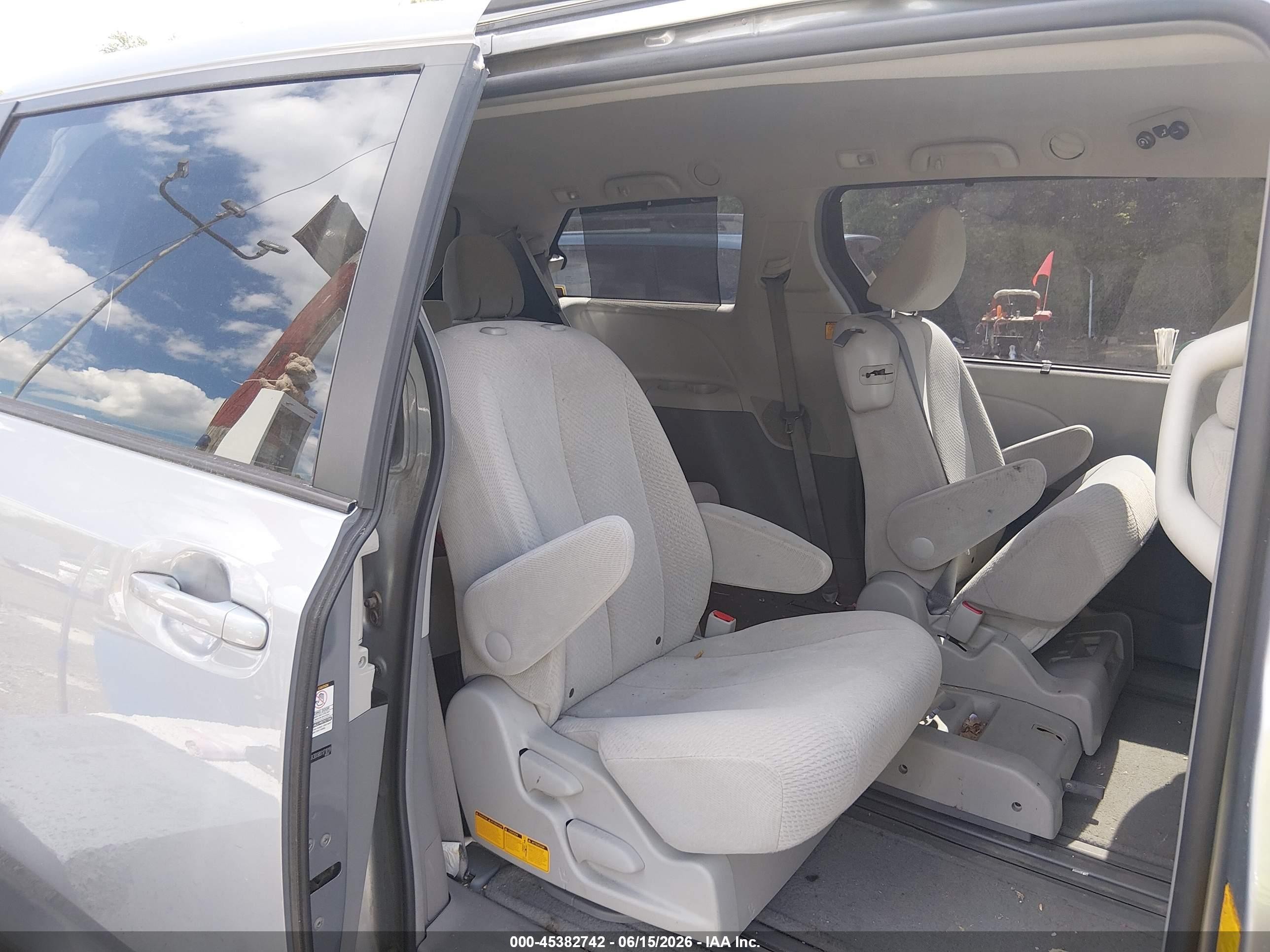 2011 Toyota Sienna Le V6 Silver vin: 5TDKK3DC6BS171019
