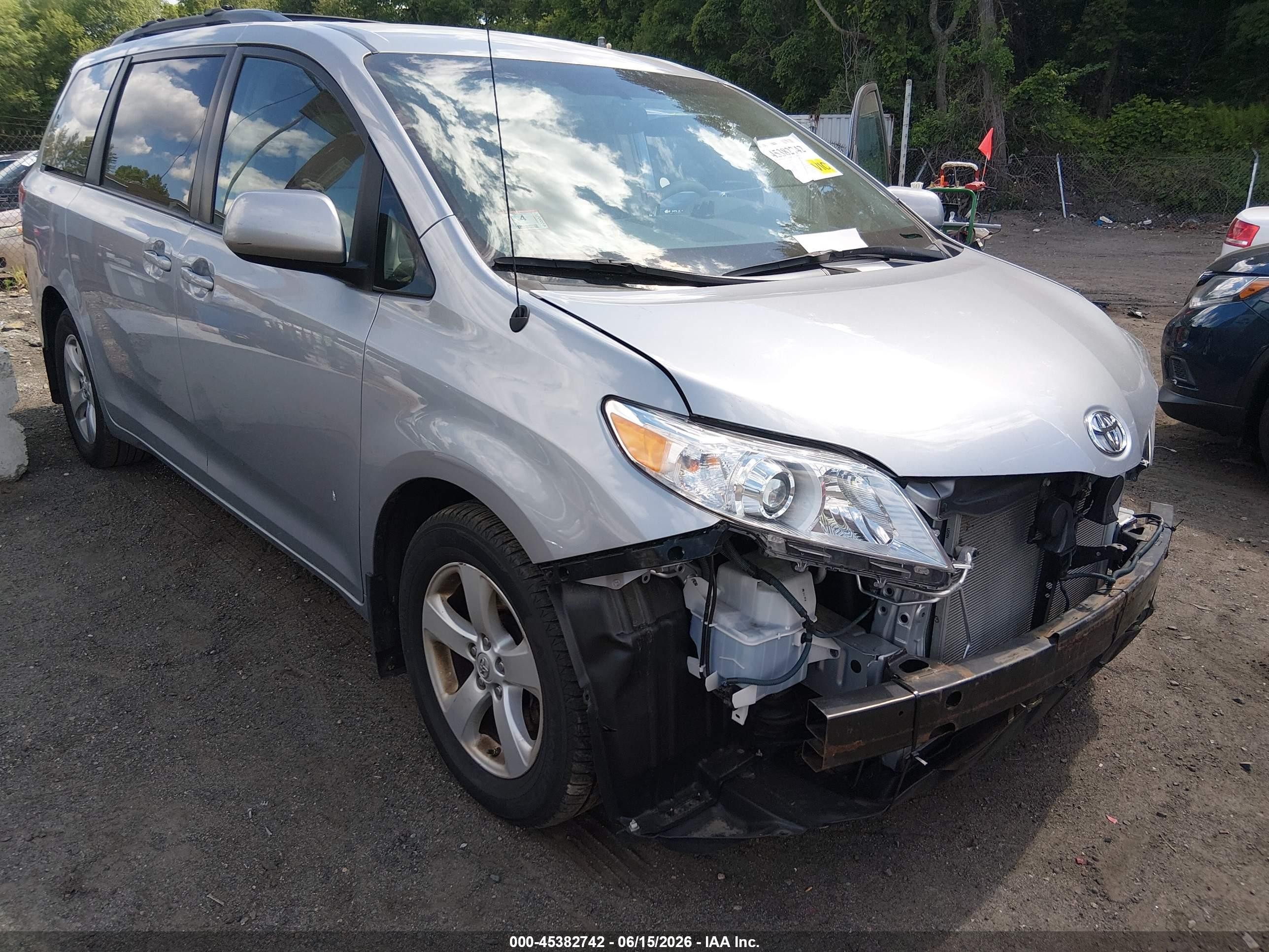 2011 Toyota Sienna Le V6 Silver vin: 5TDKK3DC6BS171019