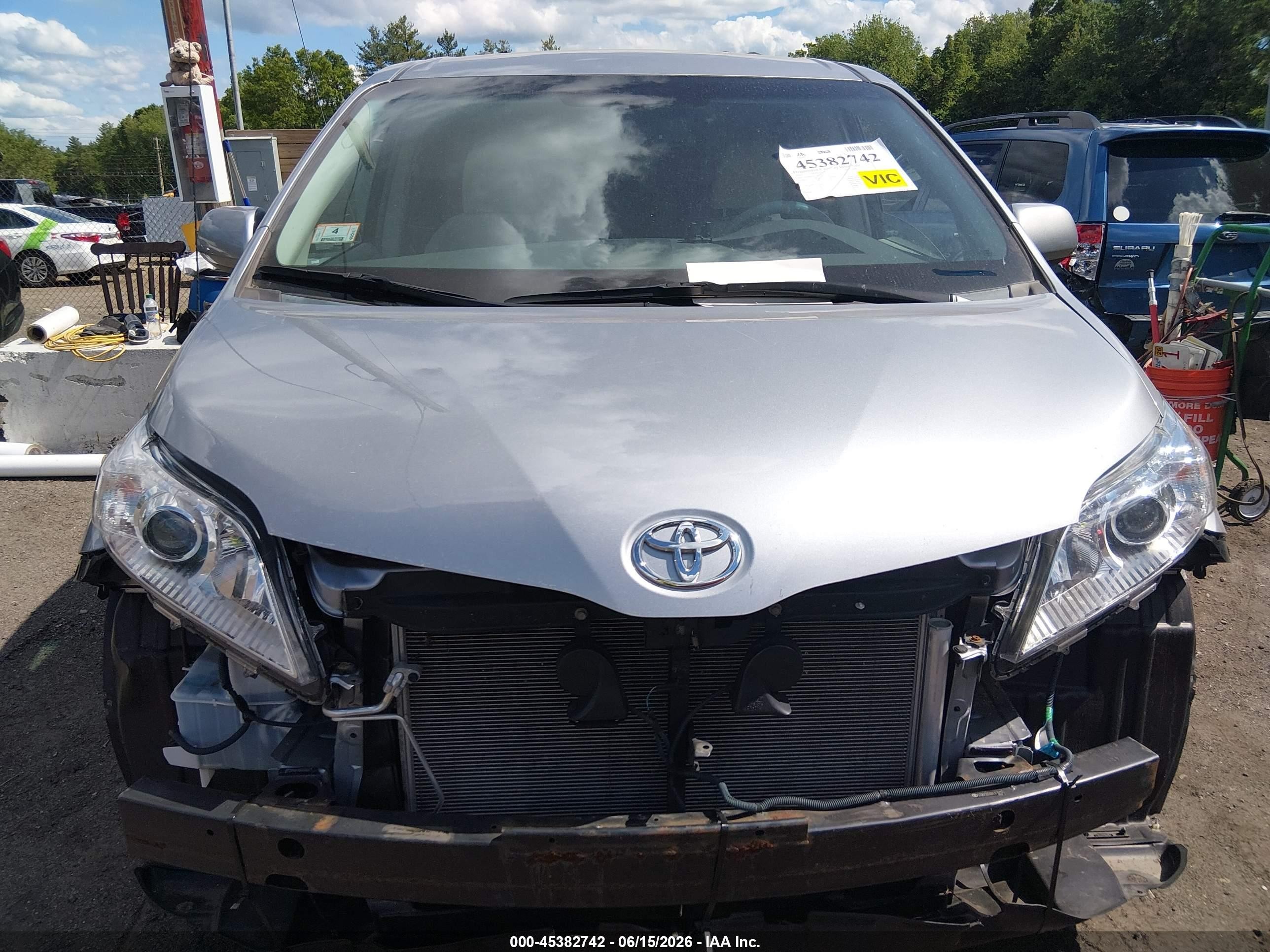 2011 Toyota Sienna Le V6 Silver vin: 5TDKK3DC6BS171019
