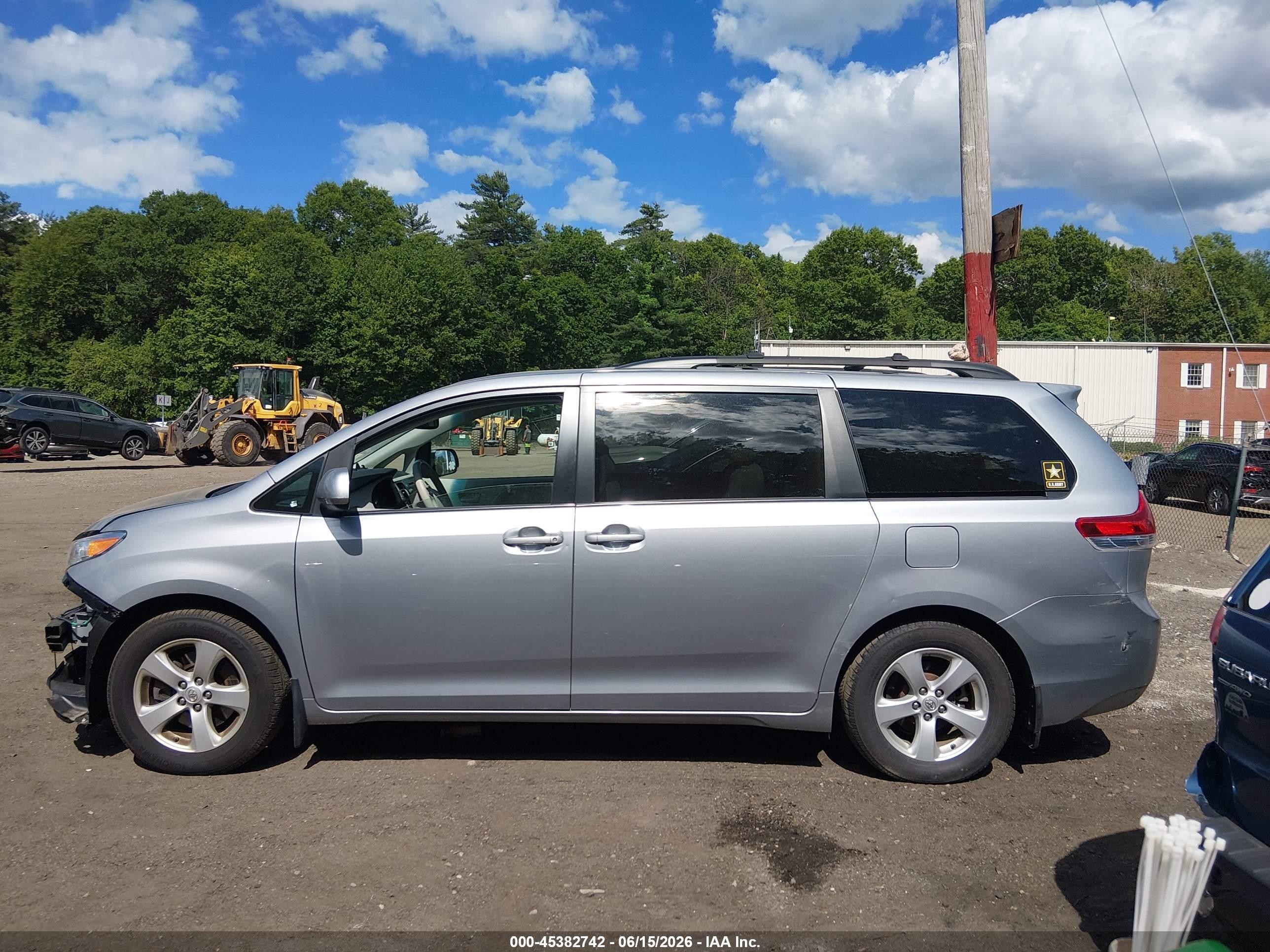 2011 Toyota Sienna Le V6 Silver vin: 5TDKK3DC6BS171019