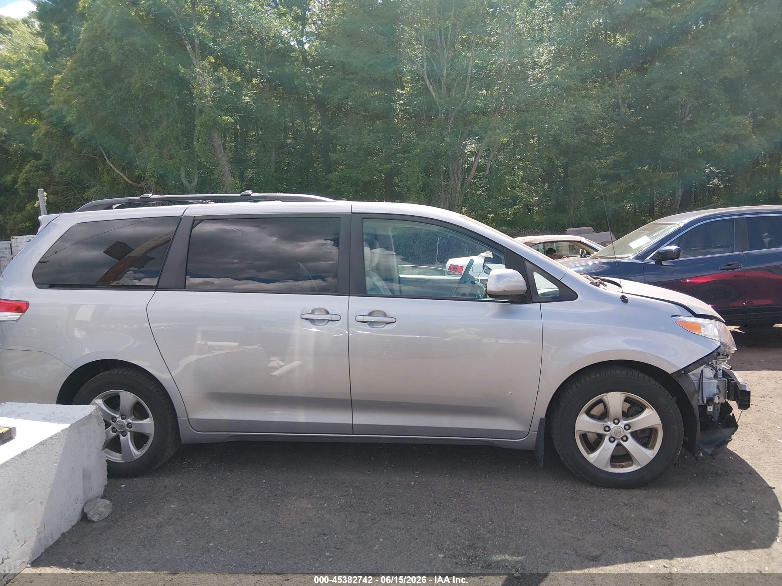 2011 Toyota Sienna Le V6 Silver vin: 5TDKK3DC6BS171019