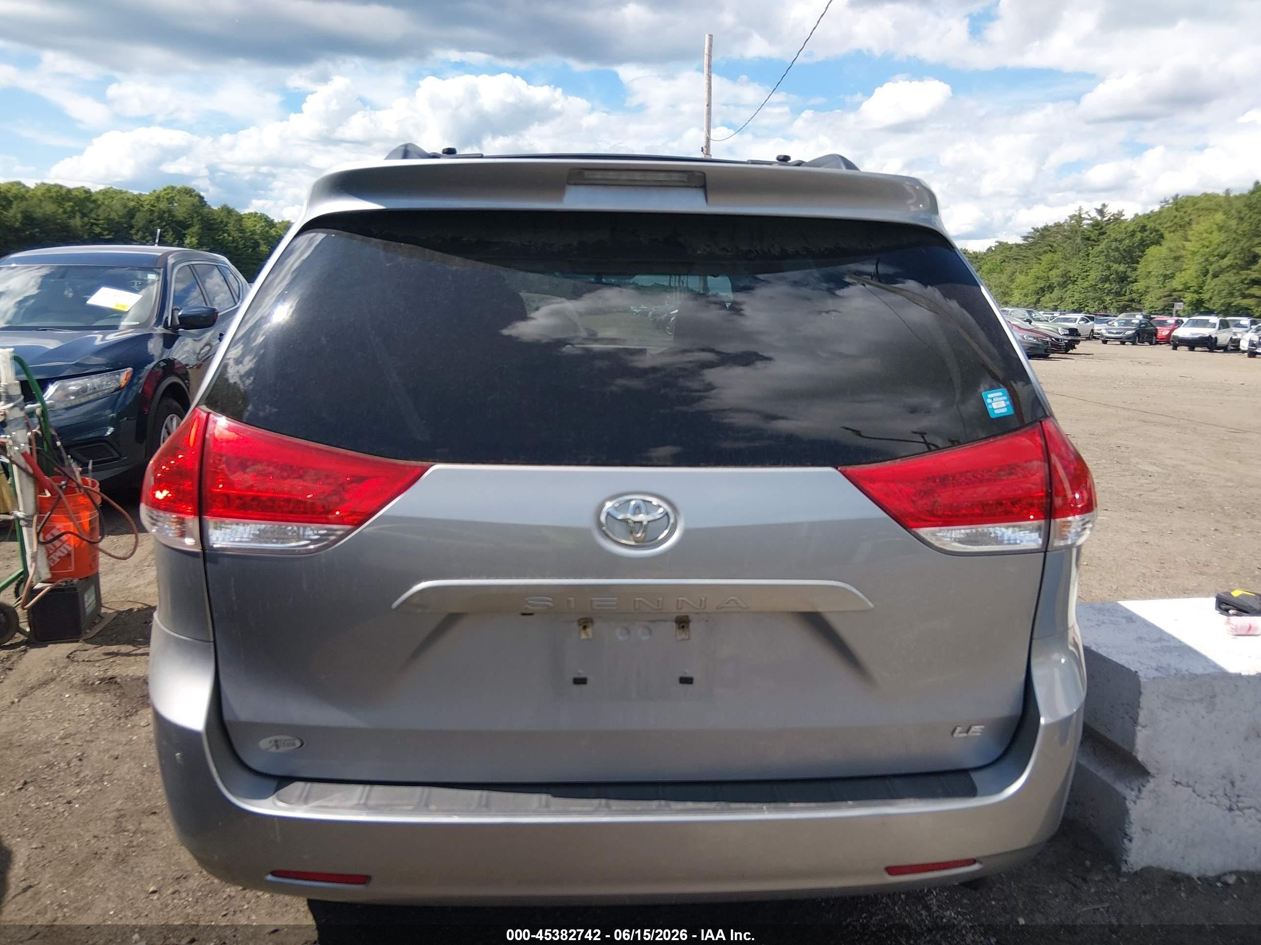 2011 Toyota Sienna Le V6 Silver vin: 5TDKK3DC6BS171019