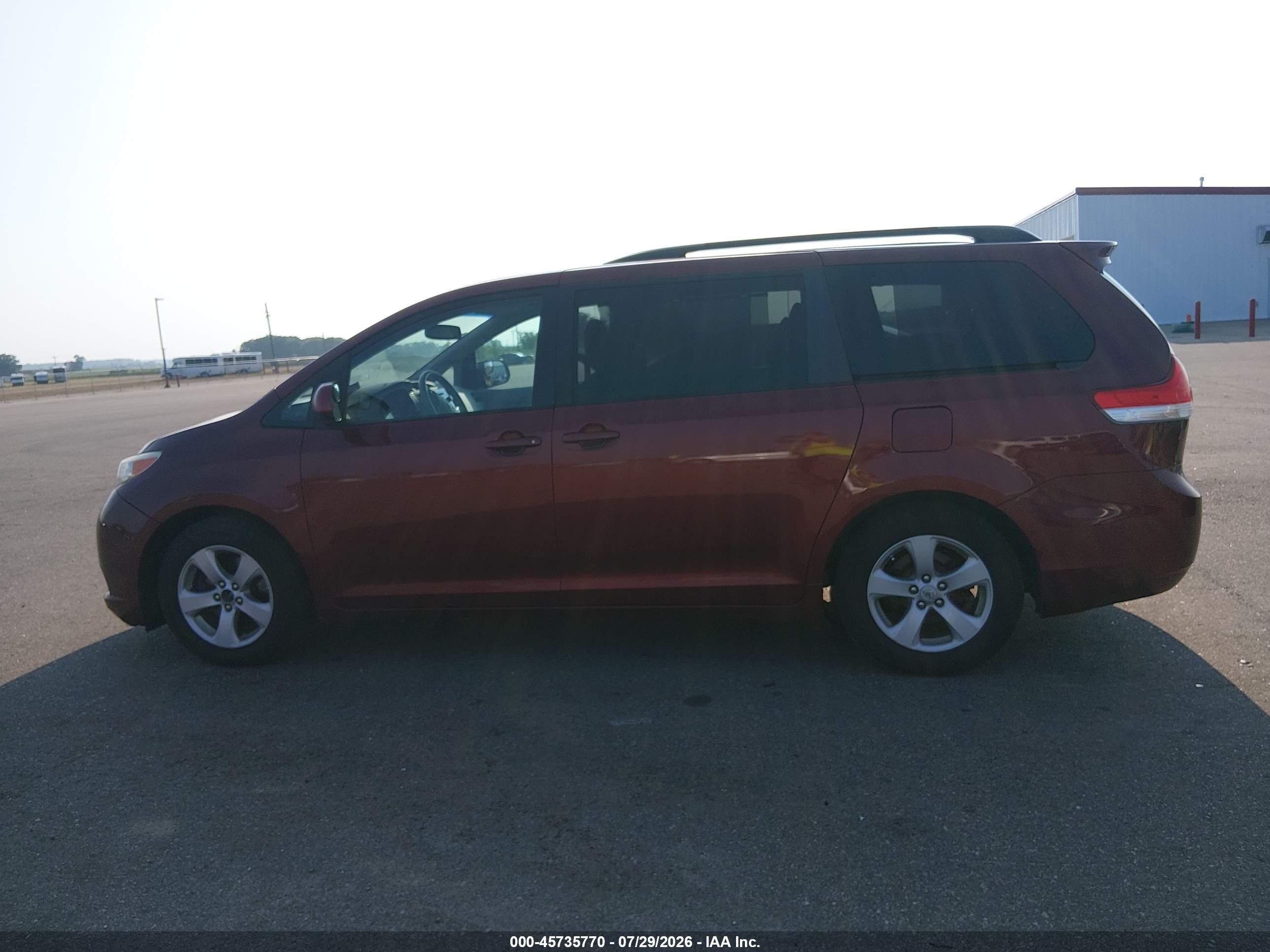 2012 Toyota Sienna Le V6 8 Passenger Burgundy vin: 5TDKK3DC6CS207423