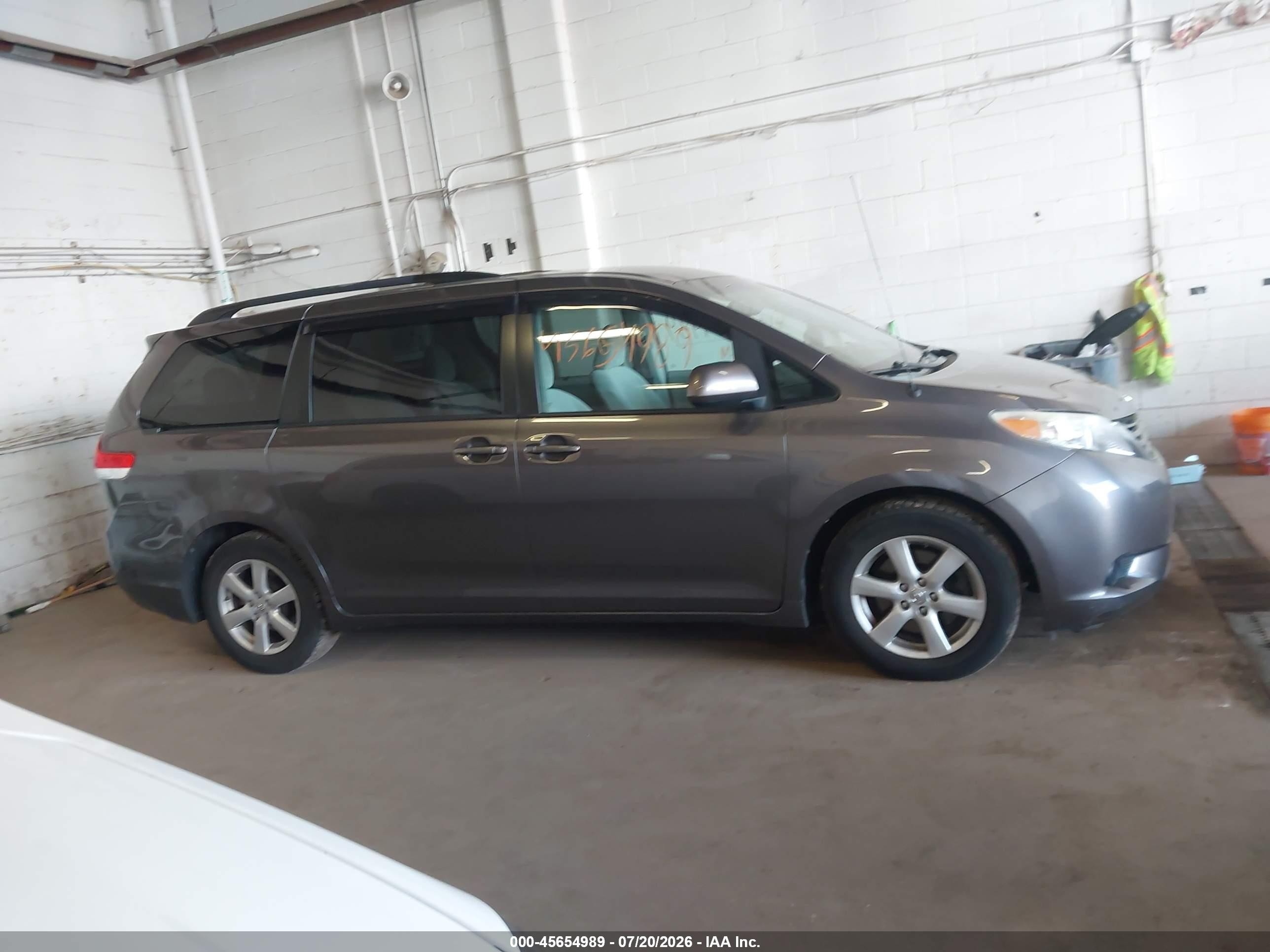 2012 Toyota Sienna Le V6 8 Passenger Gray vin: 5TDKK3DC6CS264379