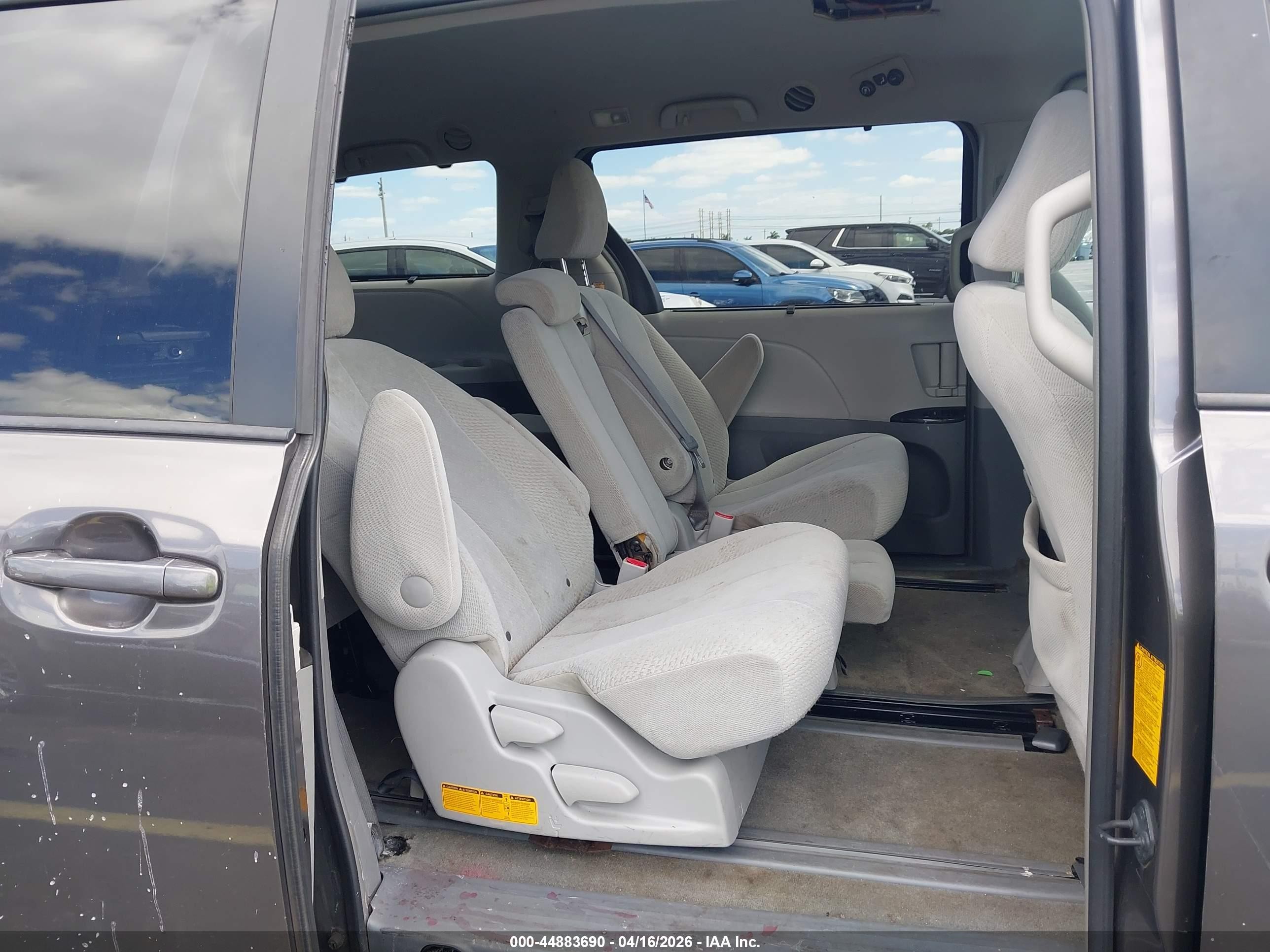 2012 Toyota Sienna Le V6 8 Passenger Gray vin: 5TDKK3DC6CS274913