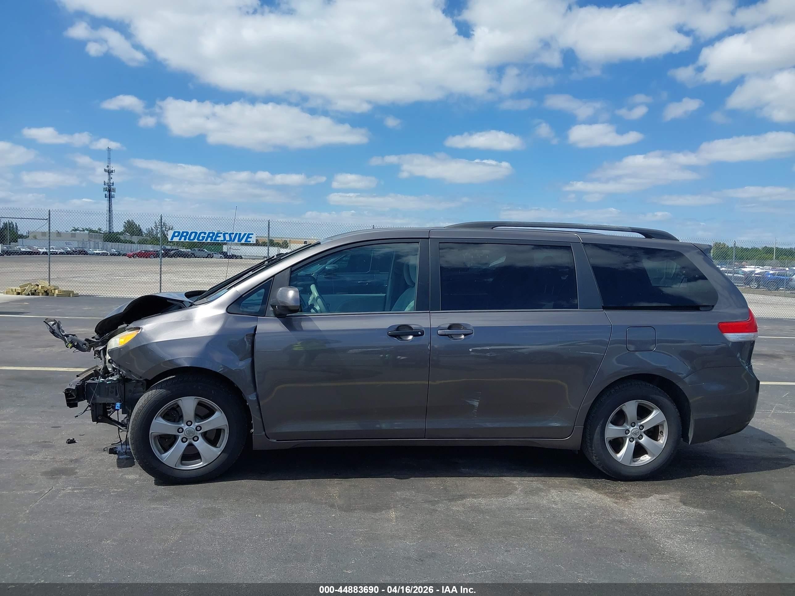 2012 Toyota Sienna Le V6 8 Passenger Gray vin: 5TDKK3DC6CS274913
