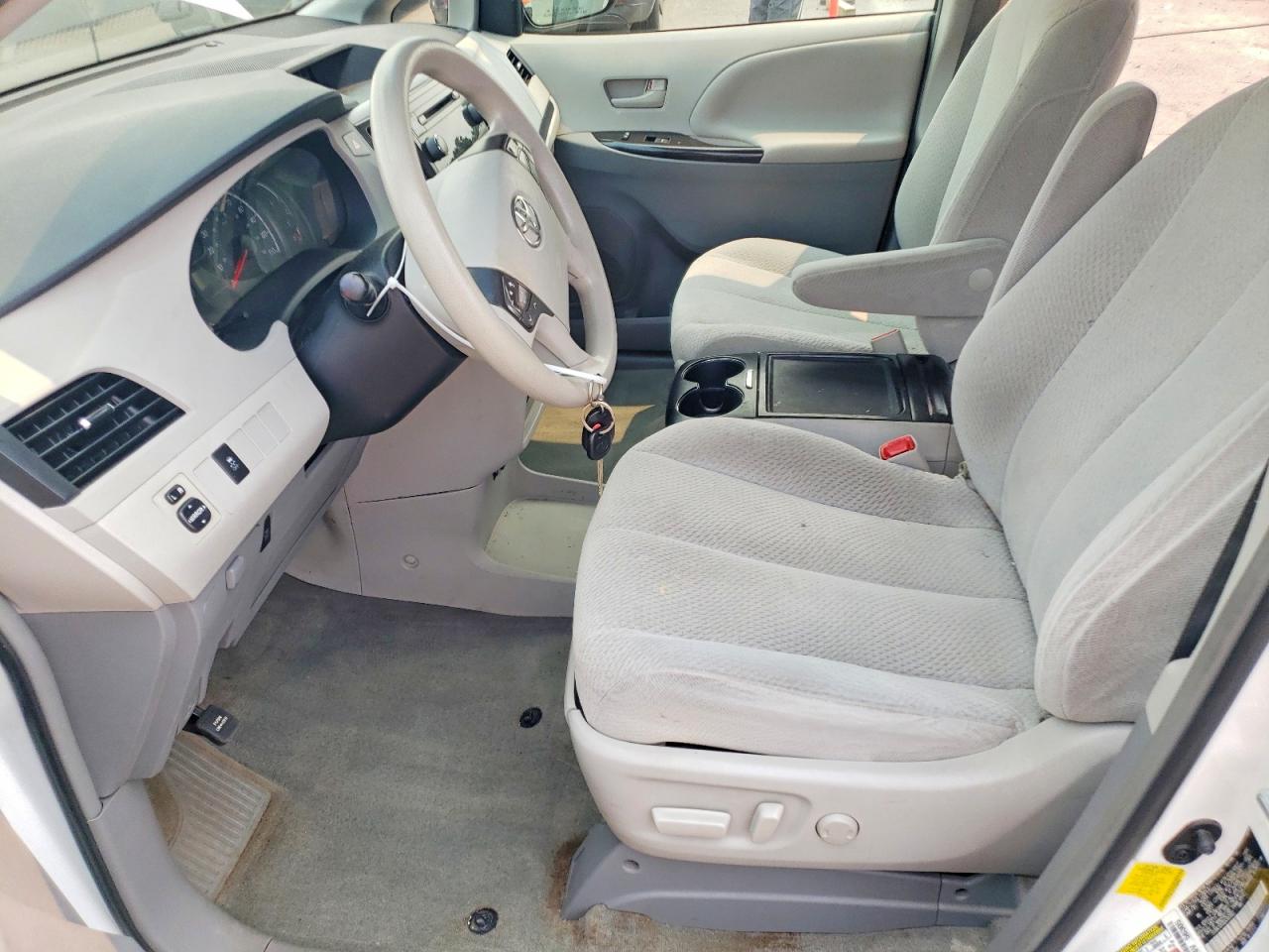 2013 Toyota Sienna Le White vin: 5TDKK3DC6DS300962