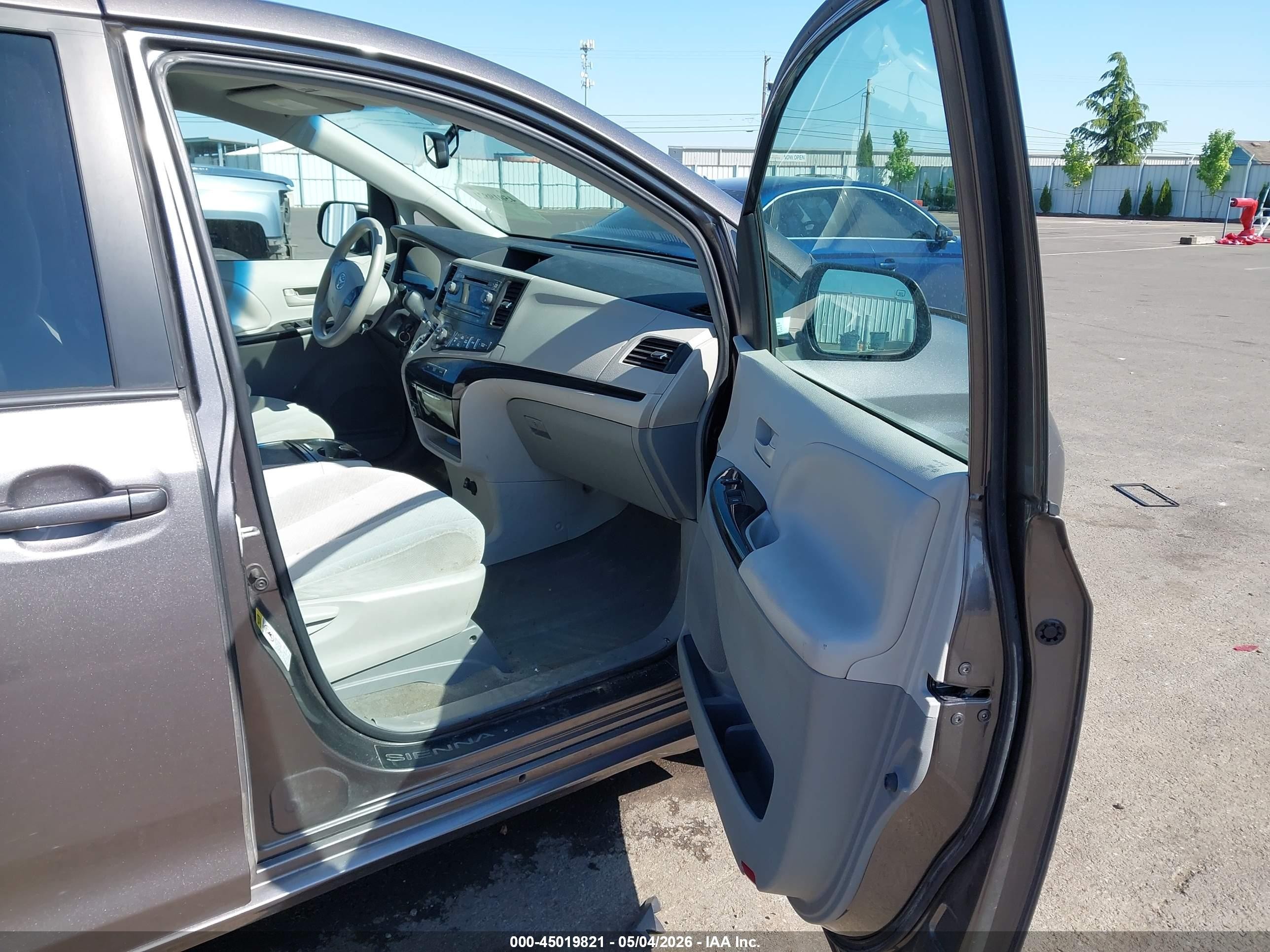 2013 Toyota Sienna Le V6 8 Passenger Серый vin: 5TDKK3DC6DS307538