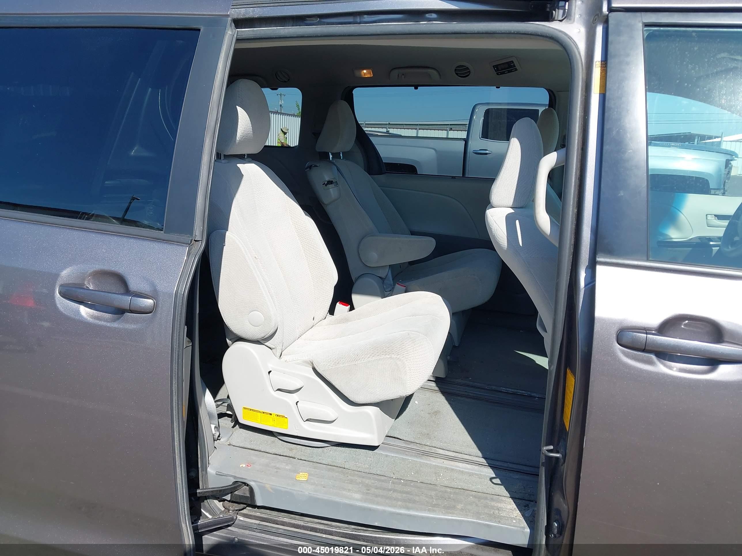2013 Toyota Sienna Le V6 8 Passenger Серый vin: 5TDKK3DC6DS307538