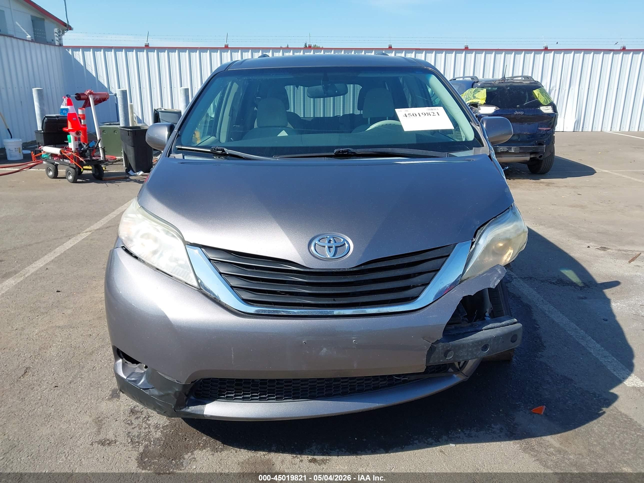 2013 Toyota Sienna Le V6 8 Passenger Серый vin: 5TDKK3DC6DS307538