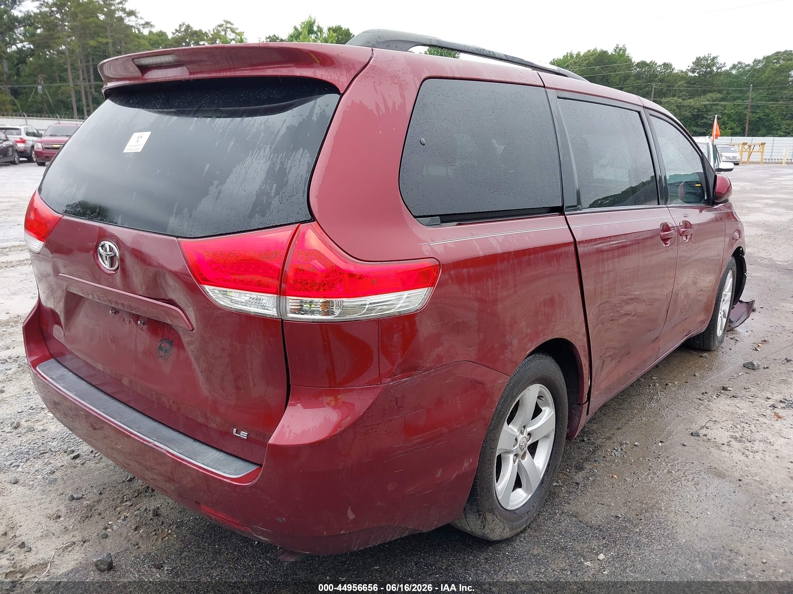 2013 Toyota Sienna Le V6 8 Passenger Red vin: 5TDKK3DC6DS311699