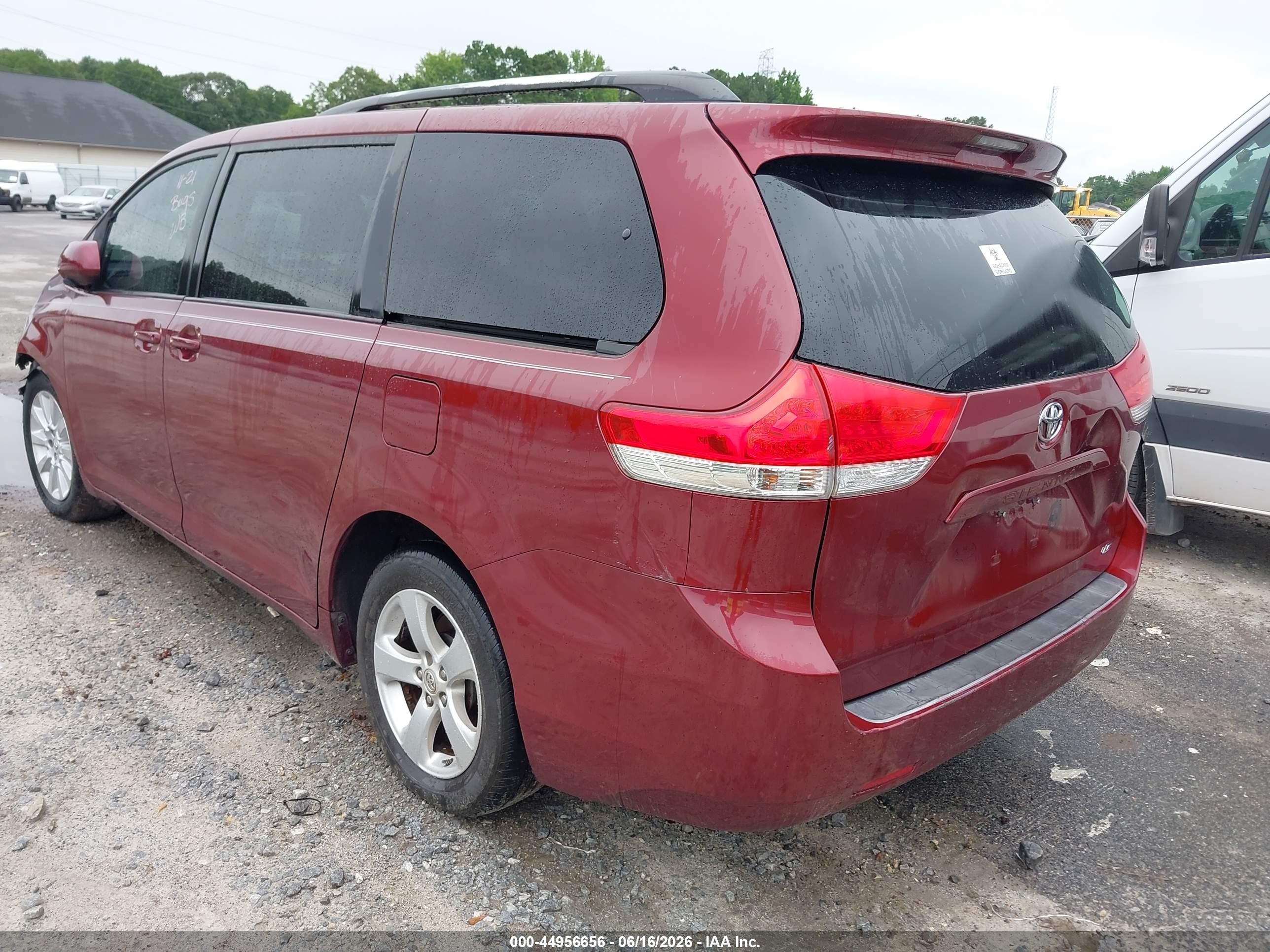 2013 Toyota Sienna Le V6 8 Passenger Red vin: 5TDKK3DC6DS311699