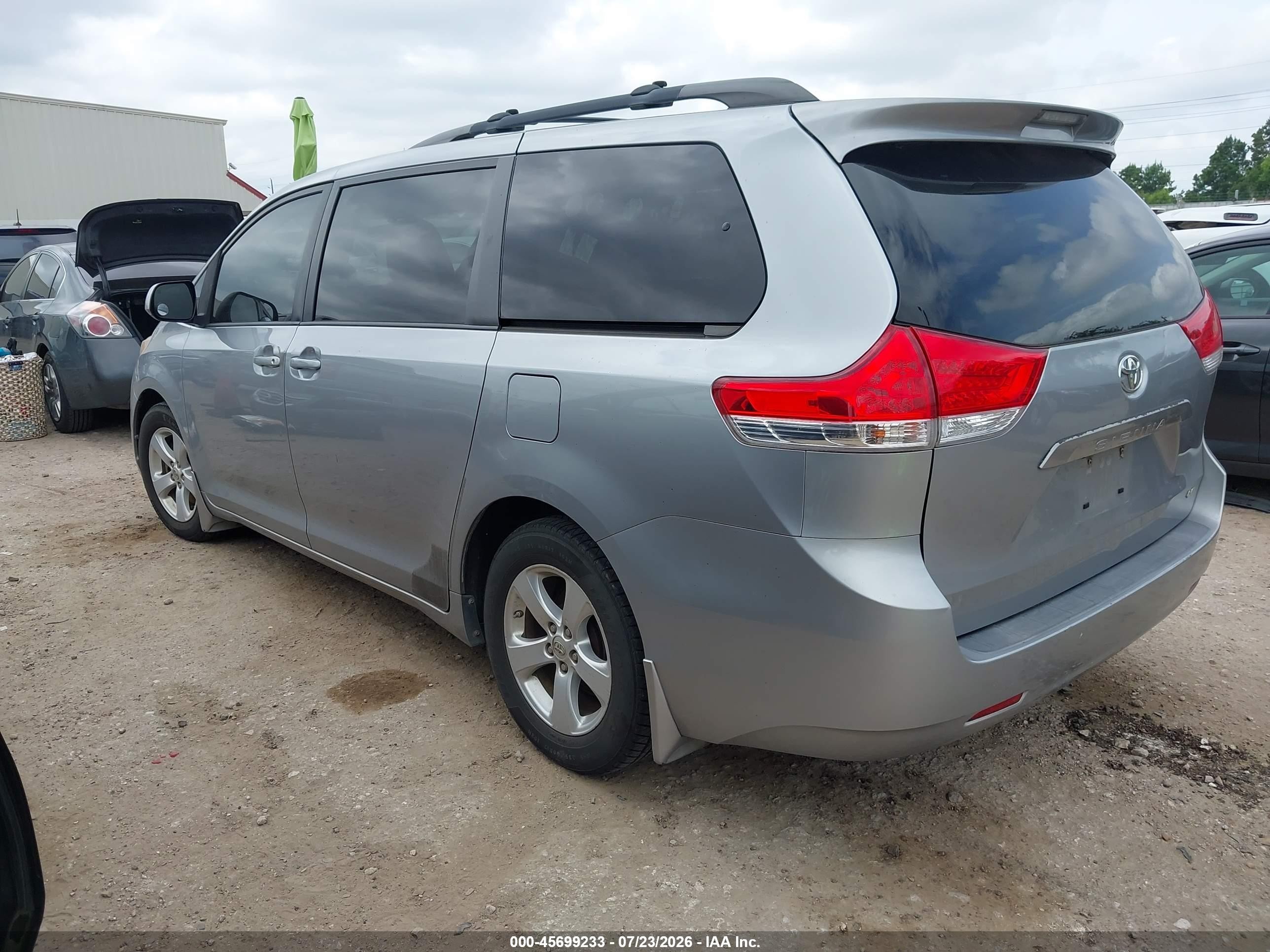 2013 Toyota Sienna Le V6 8 Passenger Silver vin: 5TDKK3DC6DS322878