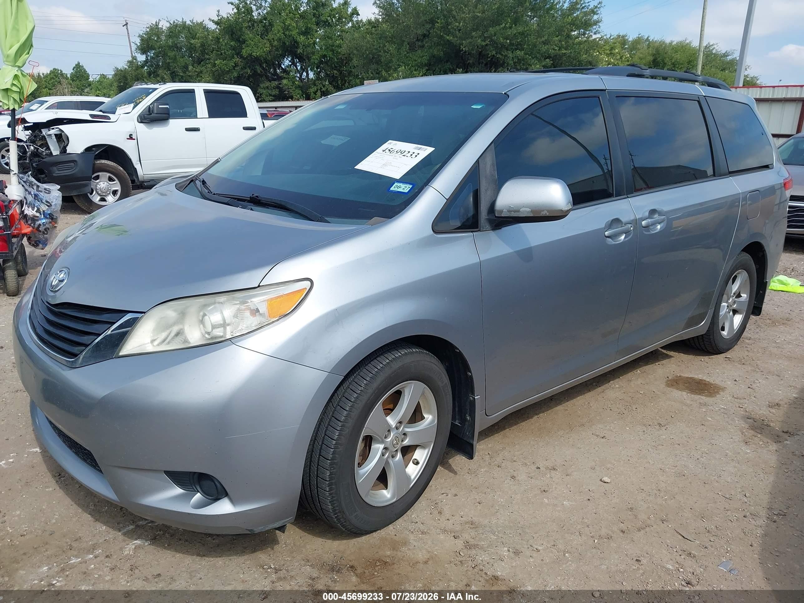 2013 Toyota Sienna Le V6 8 Passenger Silver vin: 5TDKK3DC6DS322878