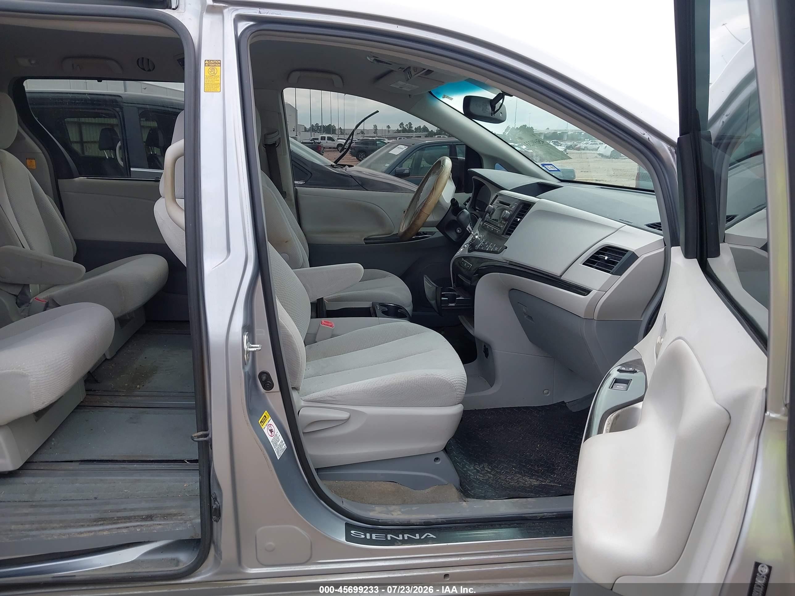 2013 Toyota Sienna Le V6 8 Passenger Silver vin: 5TDKK3DC6DS322878