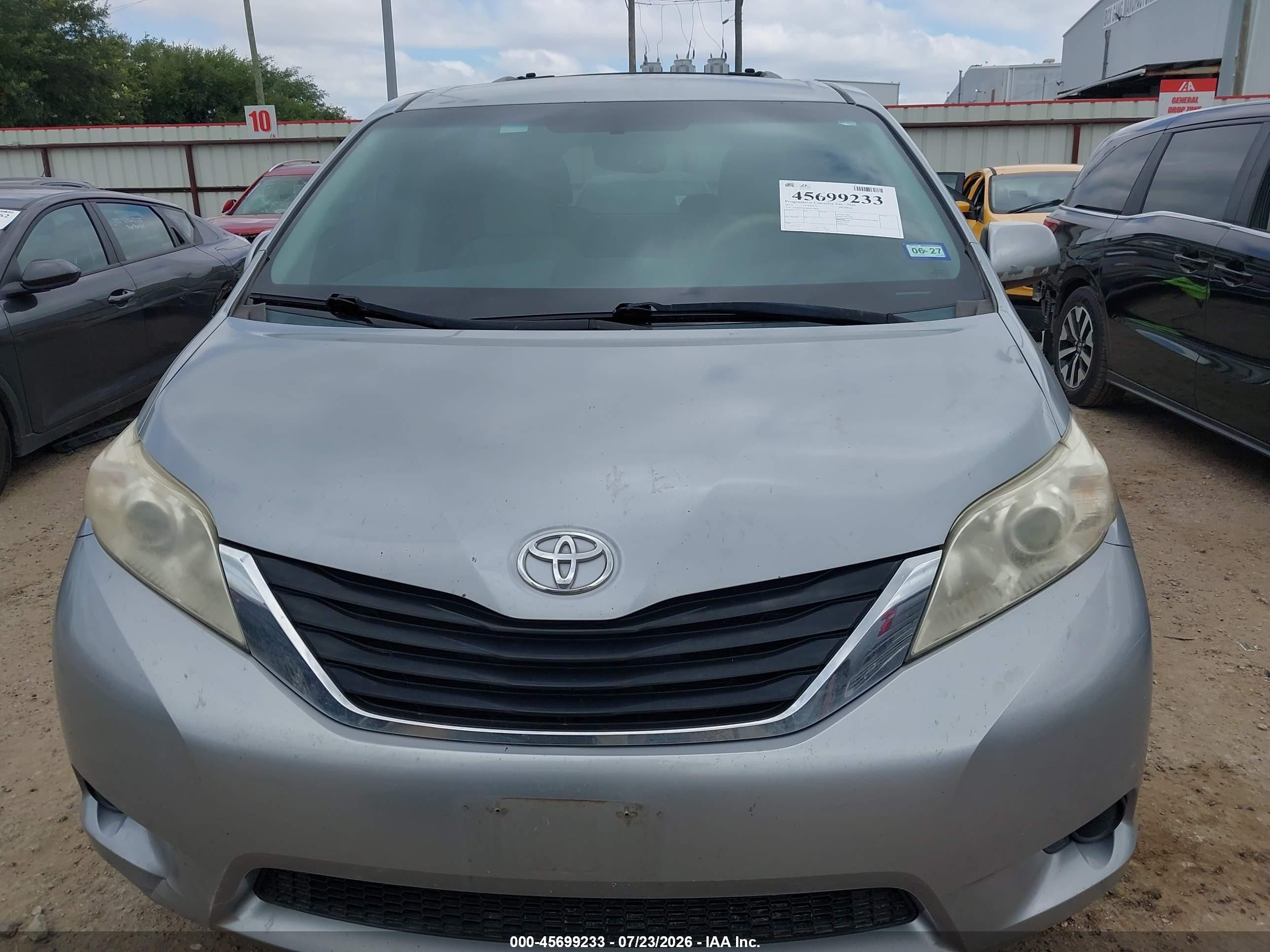 2013 Toyota Sienna Le V6 8 Passenger Silver vin: 5TDKK3DC6DS322878