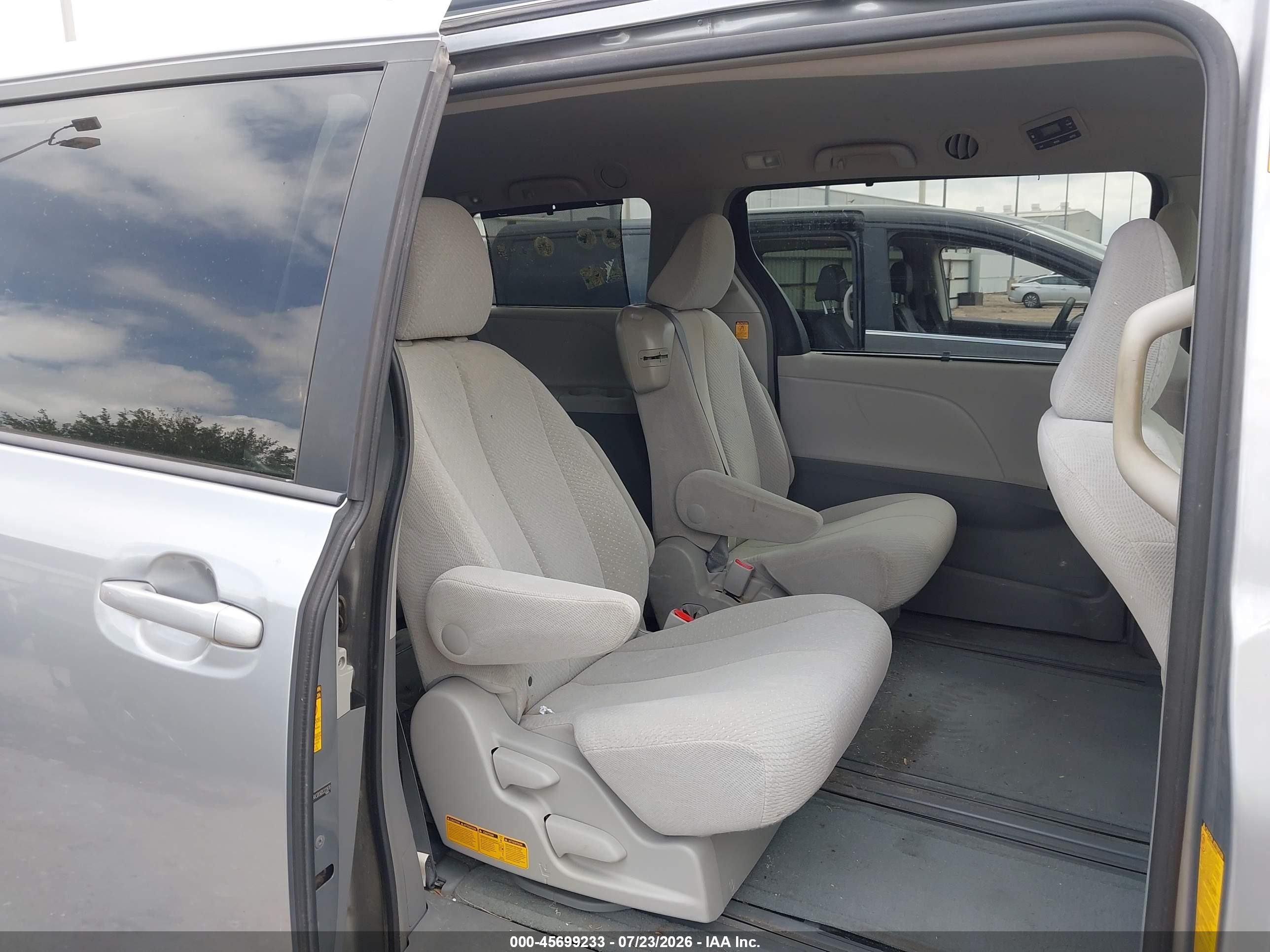 2013 Toyota Sienna Le V6 8 Passenger Silver vin: 5TDKK3DC6DS322878