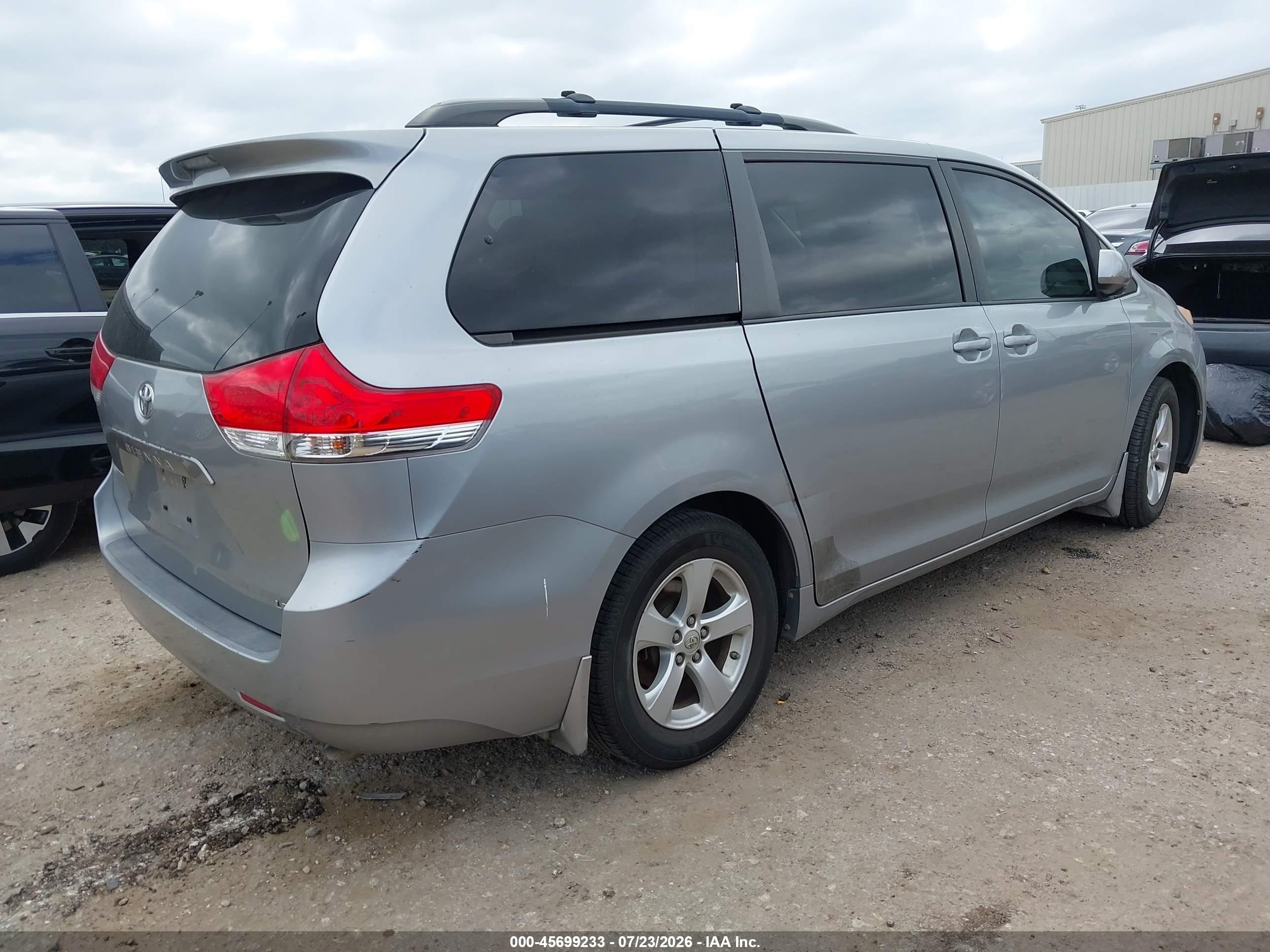 2013 Toyota Sienna Le V6 8 Passenger Silver vin: 5TDKK3DC6DS322878