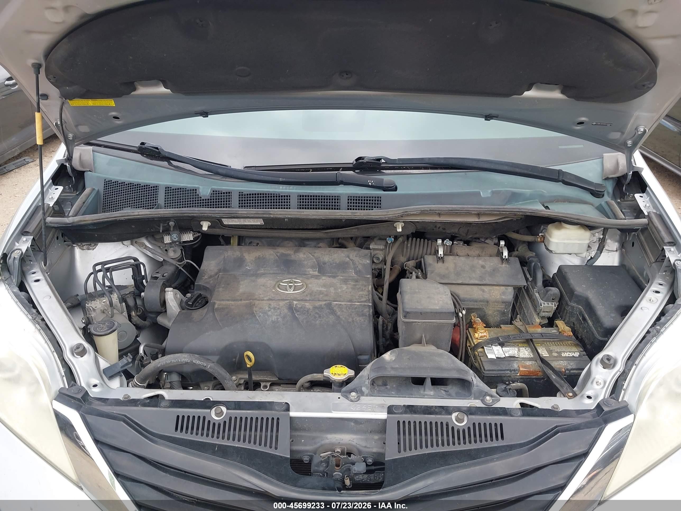 2013 Toyota Sienna Le V6 8 Passenger Silver vin: 5TDKK3DC6DS322878