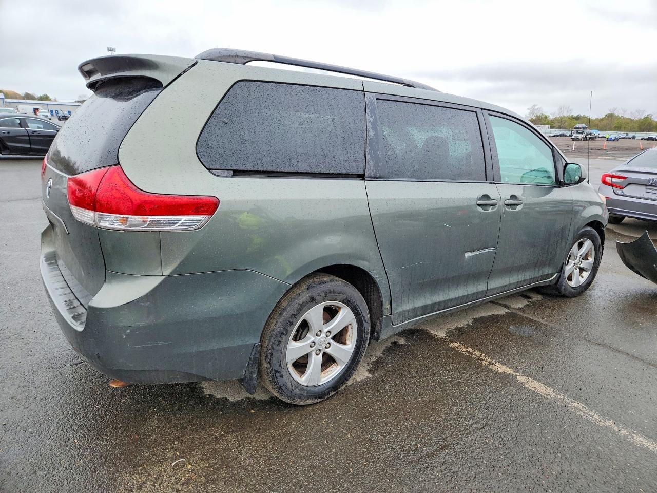 2013 Toyota Sienna Le 8-passenger Gray vin: 5TDKK3DC6DS325912