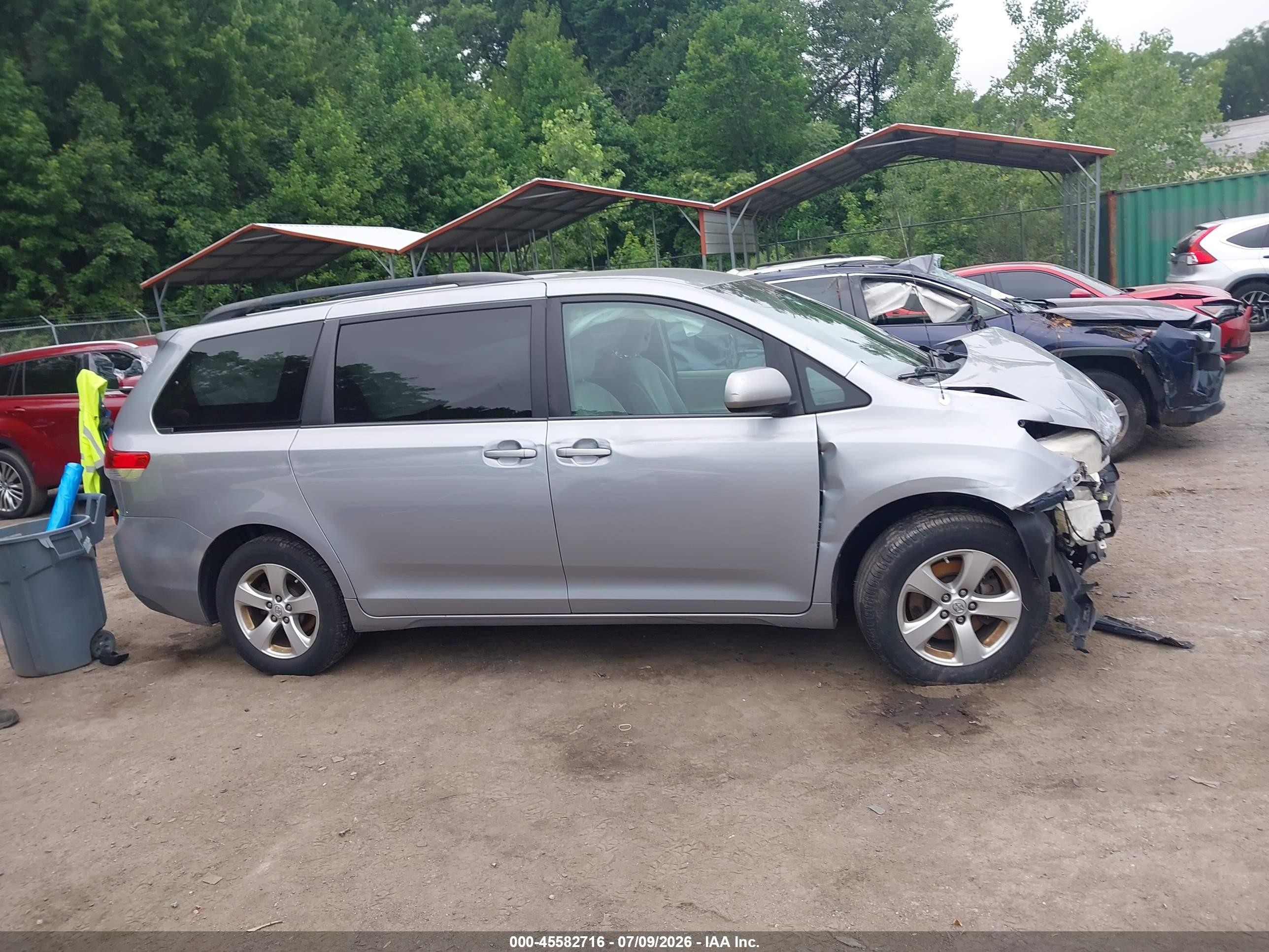 2013 Toyota Sienna Le V6 8 Passenger Silver vin: 5TDKK3DC6DS327420