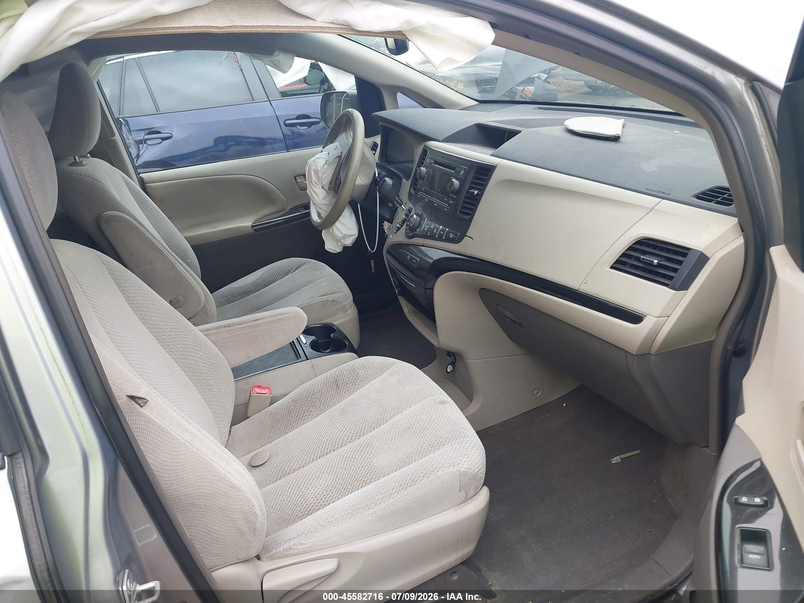 2013 Toyota Sienna Le V6 8 Passenger Silver vin: 5TDKK3DC6DS327420