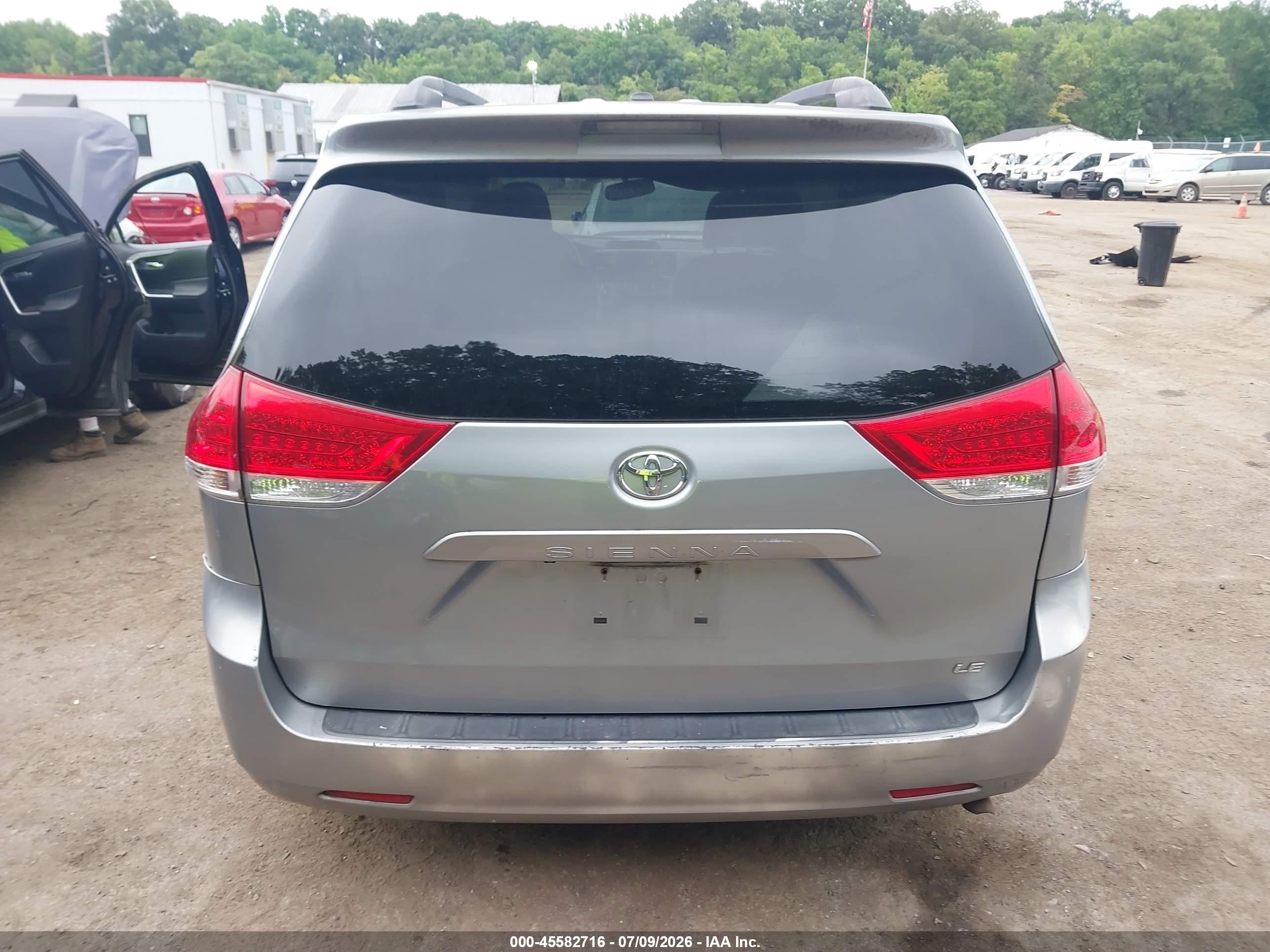 2013 Toyota Sienna Le V6 8 Passenger Silver vin: 5TDKK3DC6DS327420