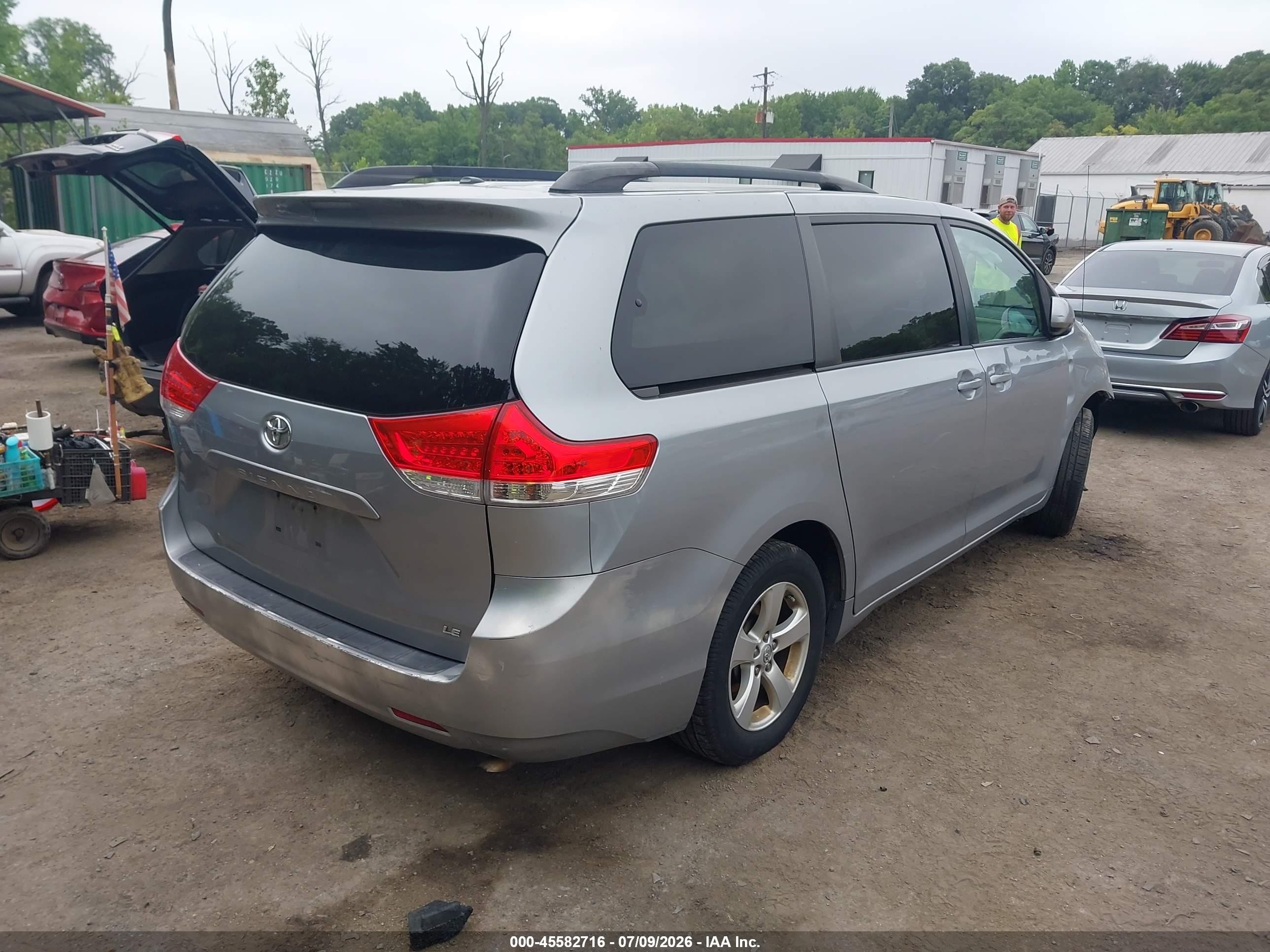 2013 Toyota Sienna Le V6 8 Passenger Silver vin: 5TDKK3DC6DS327420