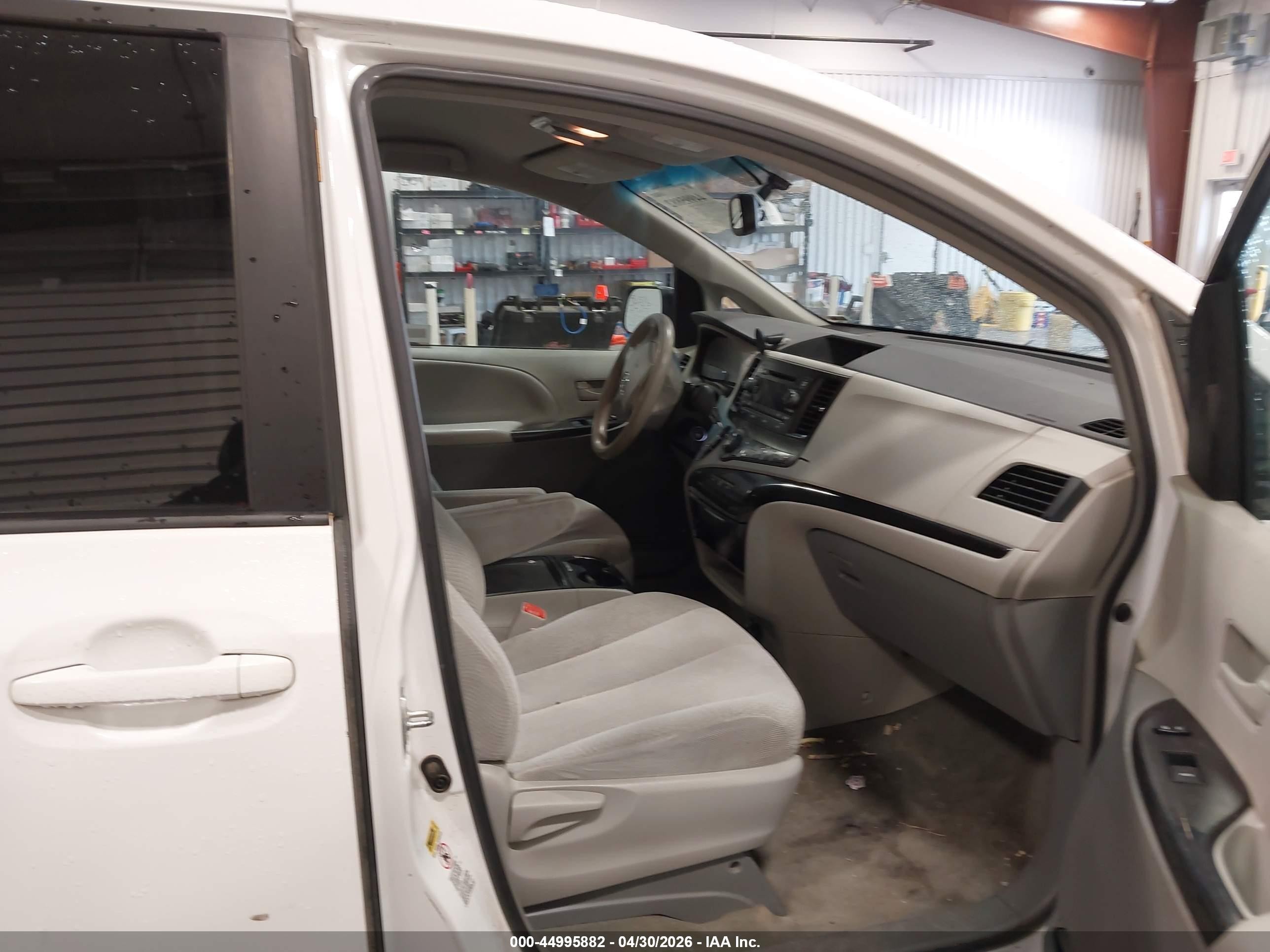 2013 Toyota Sienna Le V6 8 Passenger Белый vin: 5TDKK3DC6DS337140