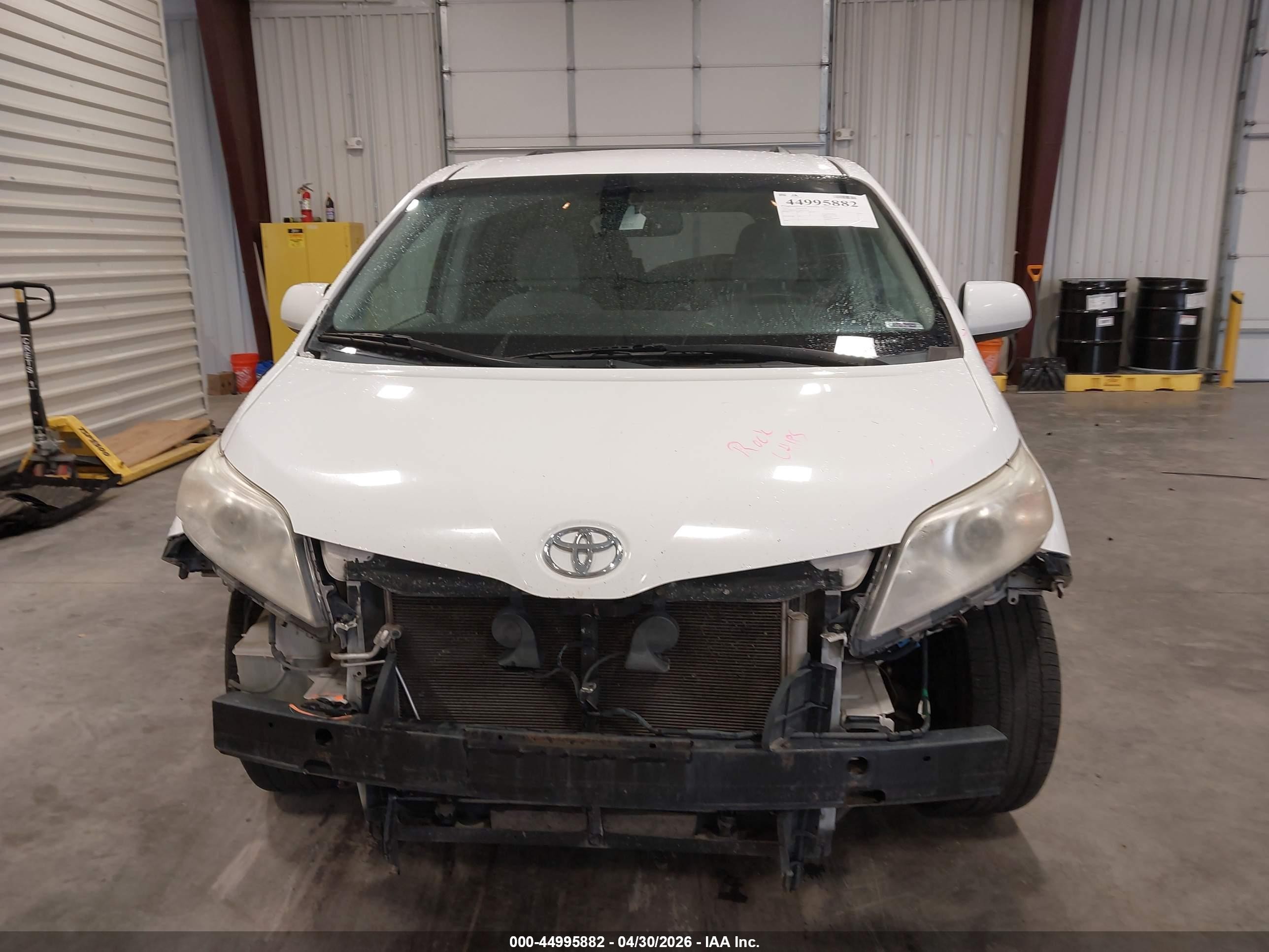 2013 Toyota Sienna Le V6 8 Passenger Белый vin: 5TDKK3DC6DS337140