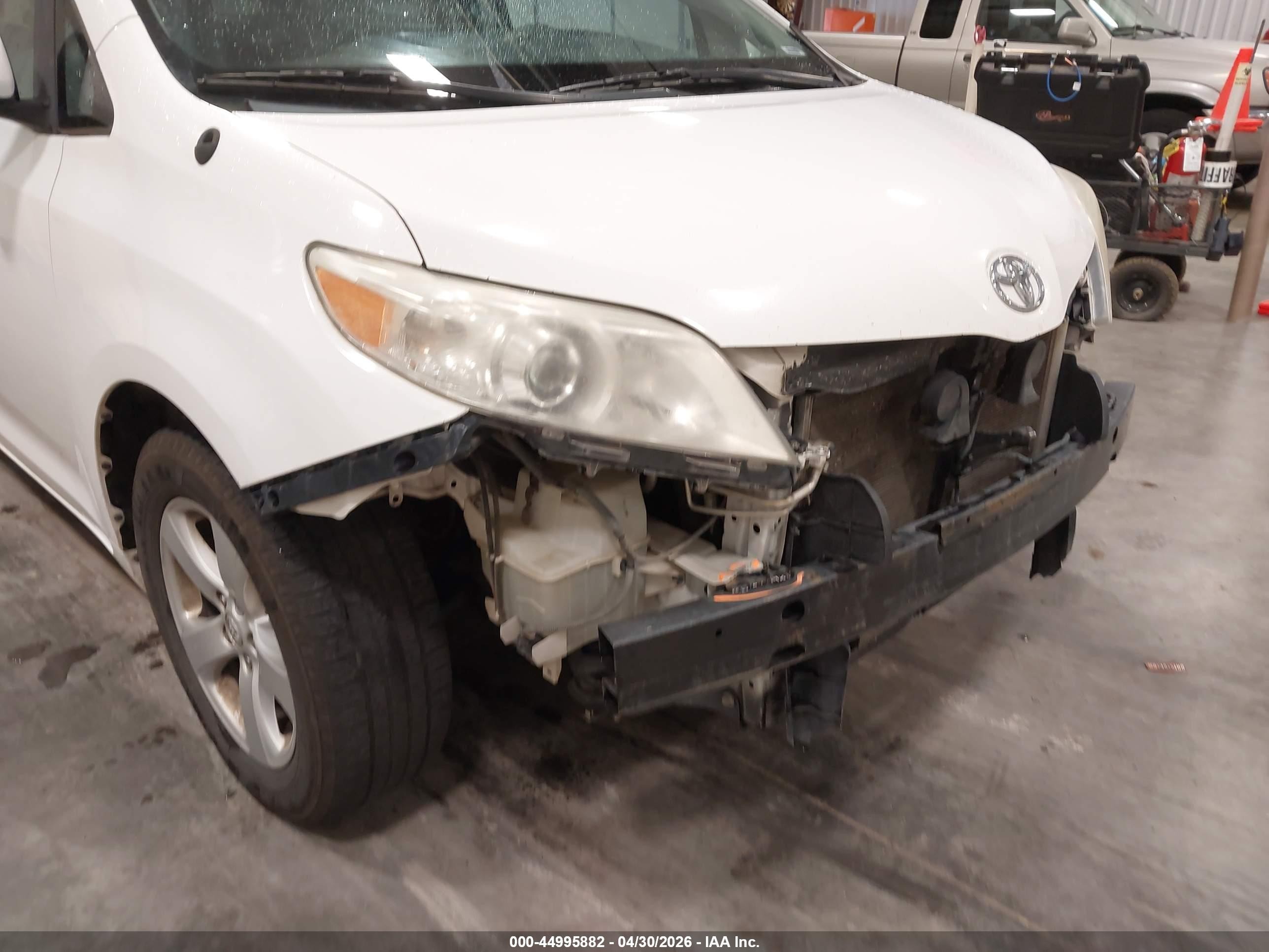 2013 Toyota Sienna Le V6 8 Passenger Белый vin: 5TDKK3DC6DS337140