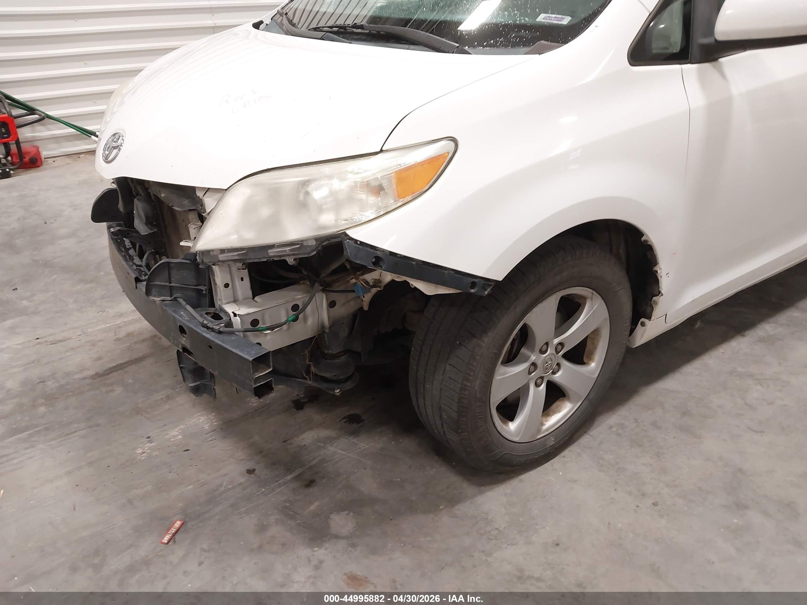 2013 Toyota Sienna Le V6 8 Passenger Белый vin: 5TDKK3DC6DS337140