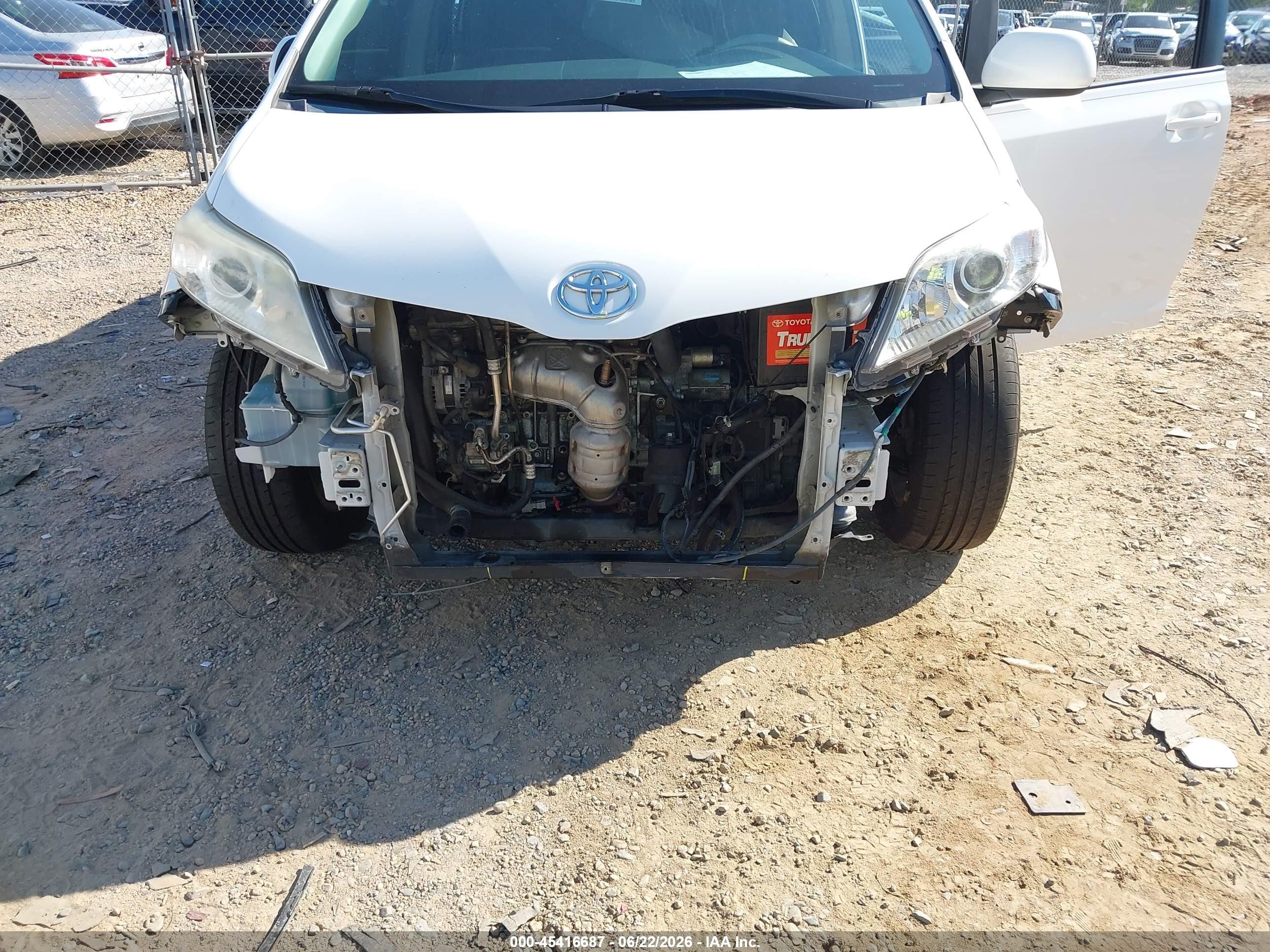 2013 Toyota Sienna Le V6 8 Passenger White vin: 5TDKK3DC6DS346033