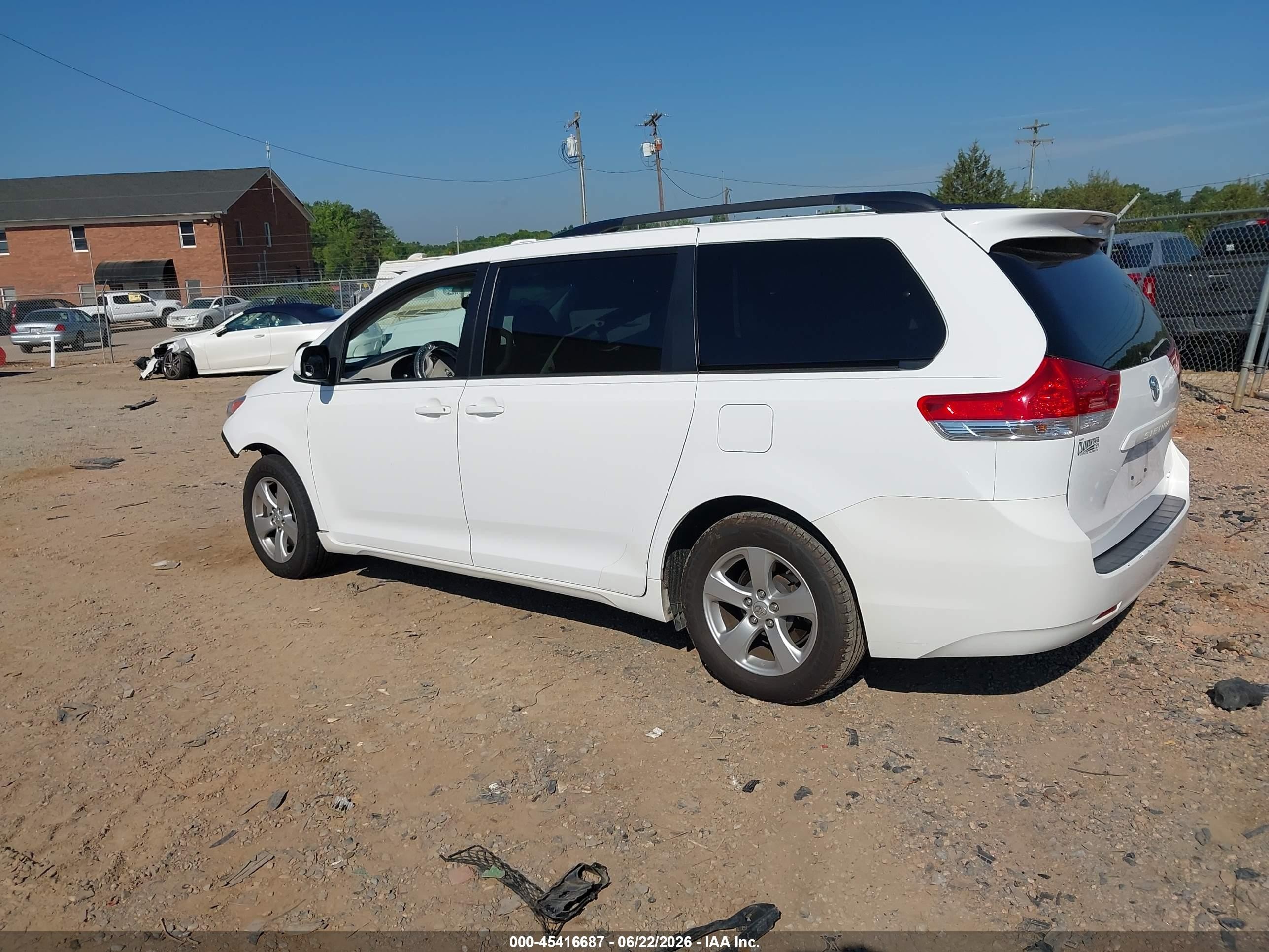2013 Toyota Sienna Le V6 8 Passenger White vin: 5TDKK3DC6DS346033