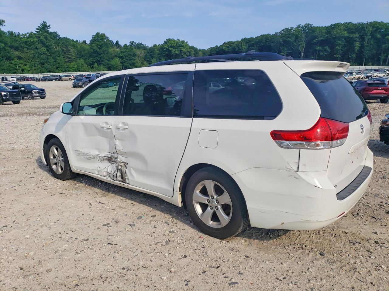 2013 Toyota Sienna Le White vin: 5TDKK3DC6DS365052