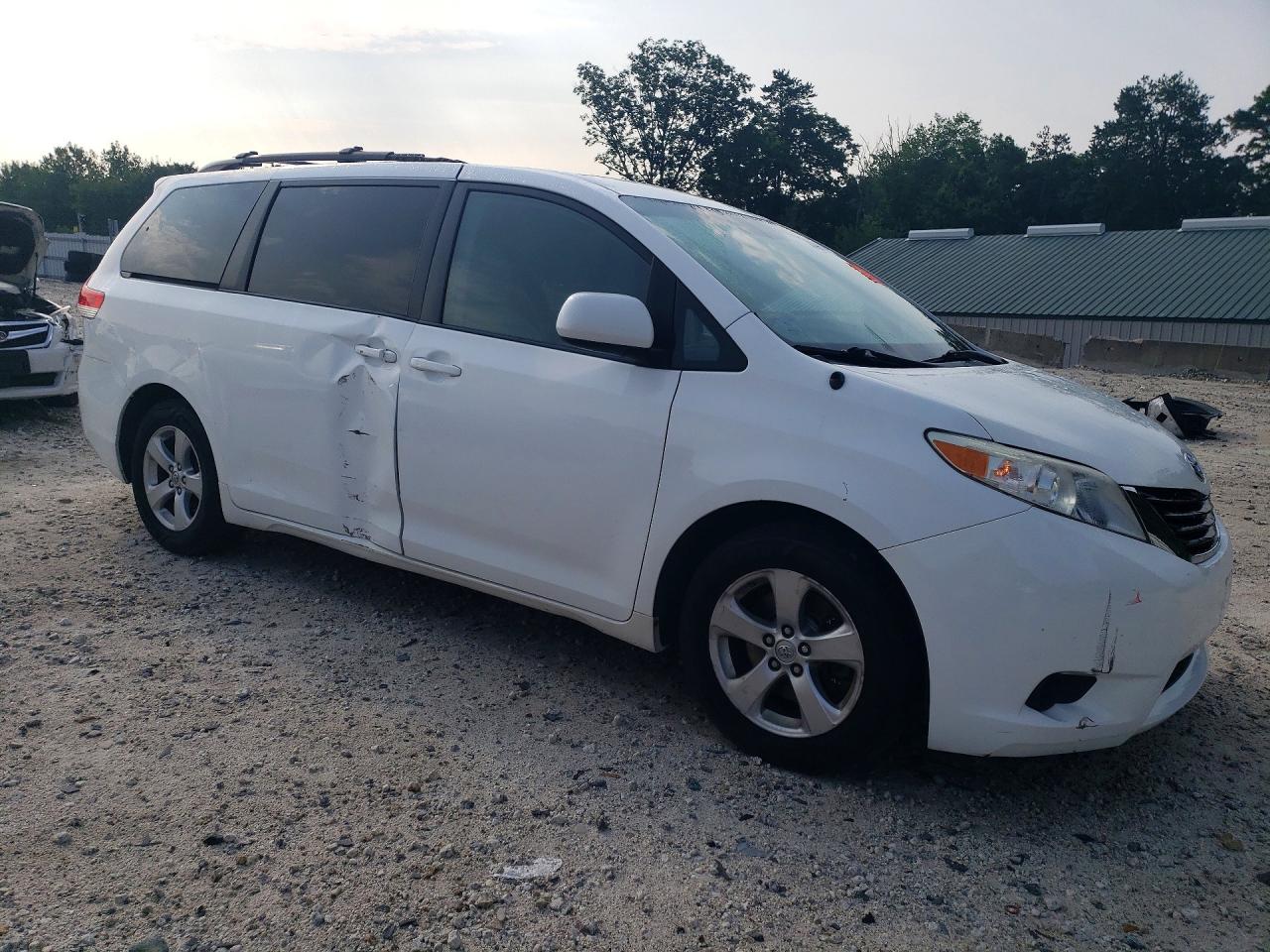 2013 Toyota Sienna Le White vin: 5TDKK3DC6DS365052