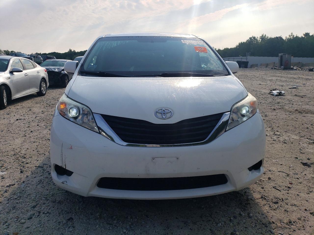 2013 Toyota Sienna Le White vin: 5TDKK3DC6DS365052