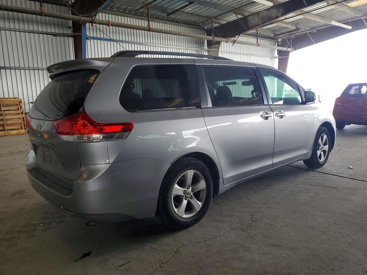 2013 Toyota Sienna Le Silver vin: 5TDKK3DC6DS381798