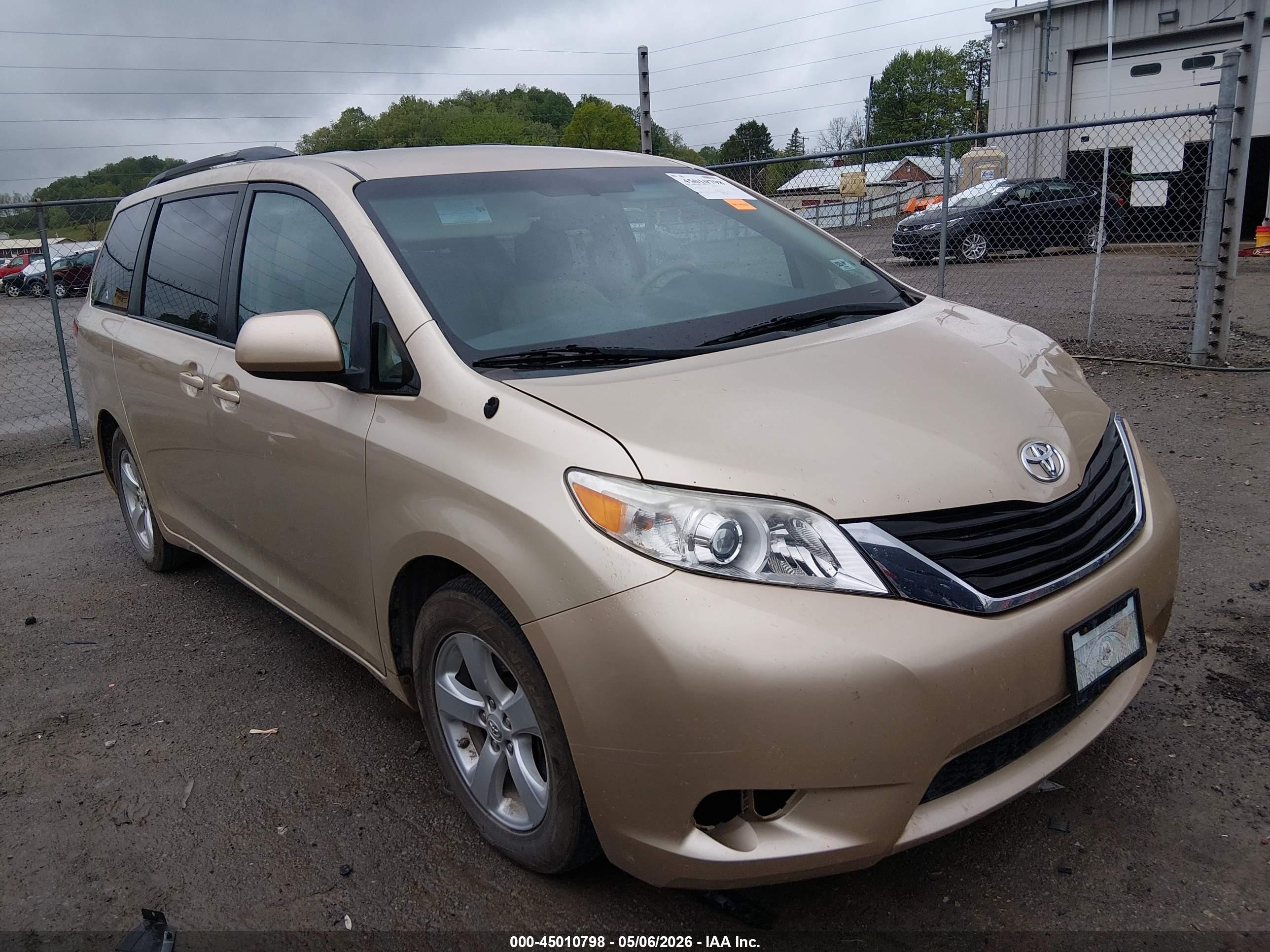 2013 Toyota Sienna Le V6 8 Passenger Gold vin: 5TDKK3DC6DS387827