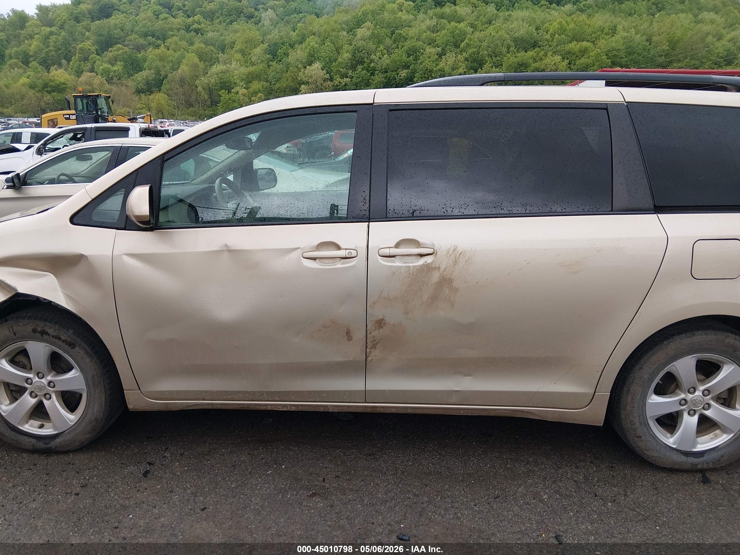2013 Toyota Sienna Le V6 8 Passenger Золотой vin: 5TDKK3DC6DS387827
